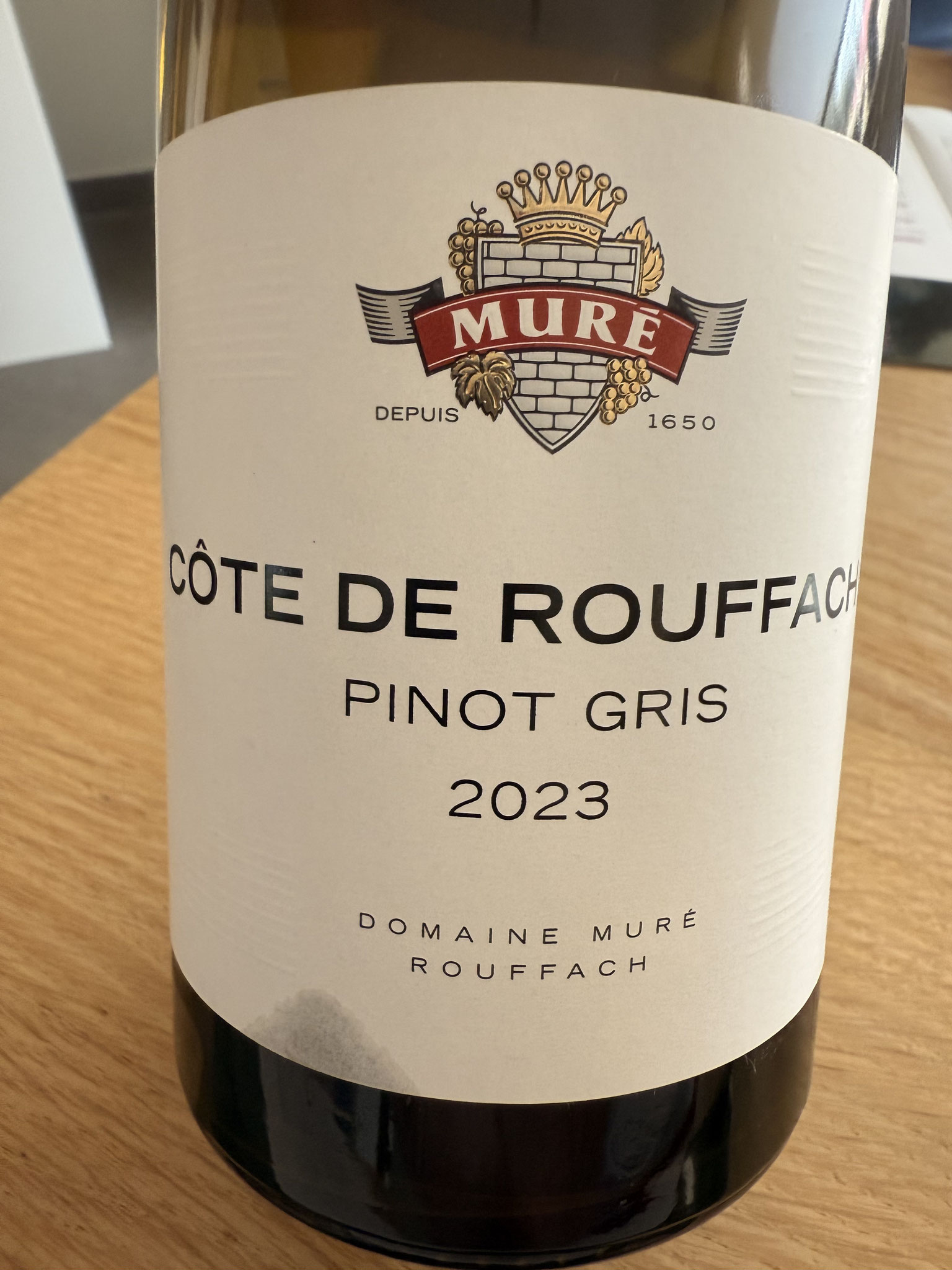2023 Pinot Gris, weinig neus, vrij plat in de mond en halflang. B