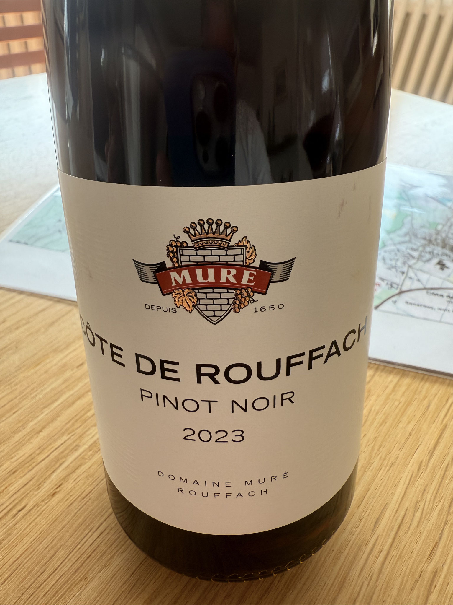 2023 Rouffach Pinot Noir op 600l fouders, licht rood, elegant mooi rijp fruit, zet fris@, zet breed uit, complex, chocolade en rood fruit in lange finale A 26,50€