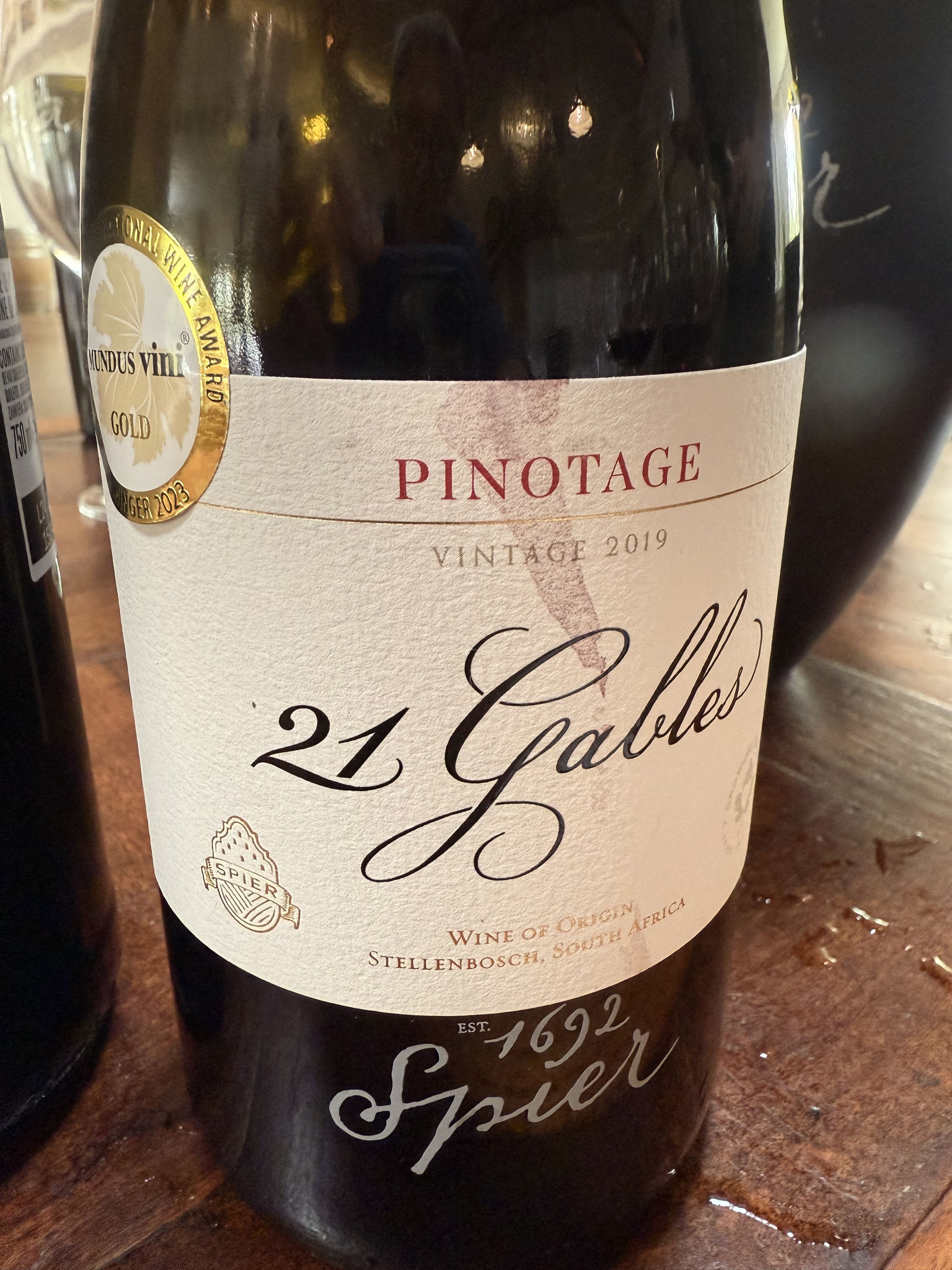 Pinotage uit Stellenbosch. Intense fruitbom. Zet zacht soepel@, goed// met rijpe tannines & bramen. Lang A