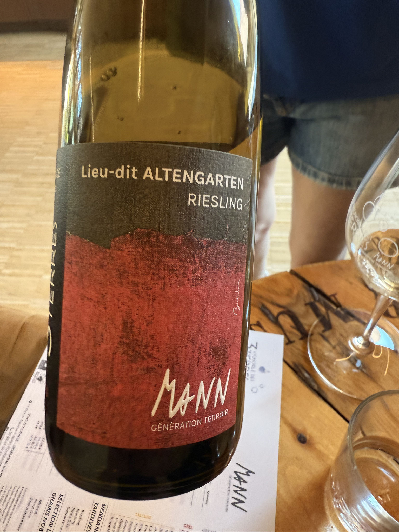 Altengarten Riesling Grès Rose met kalksteen en ijzer 2024, Rijp geel fruit, zet fris@ met veel "zout", Iets bloed id finale (ijzer, mineralig) Terroir gedreven.