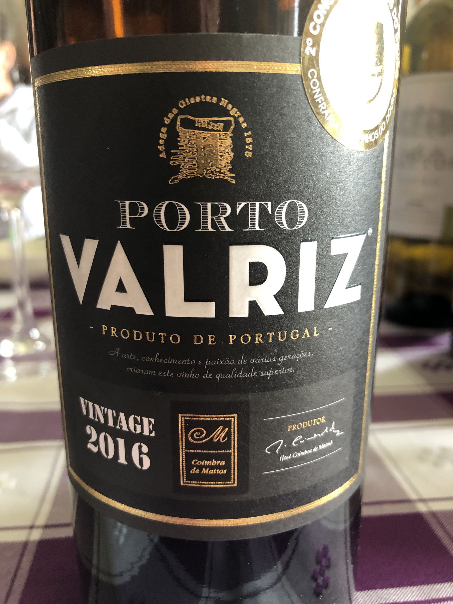 Prachtige diepe aroma's, perfect in balans met complex zoet en ondersteunende finesserijke zuren, zeer lang cassis AA