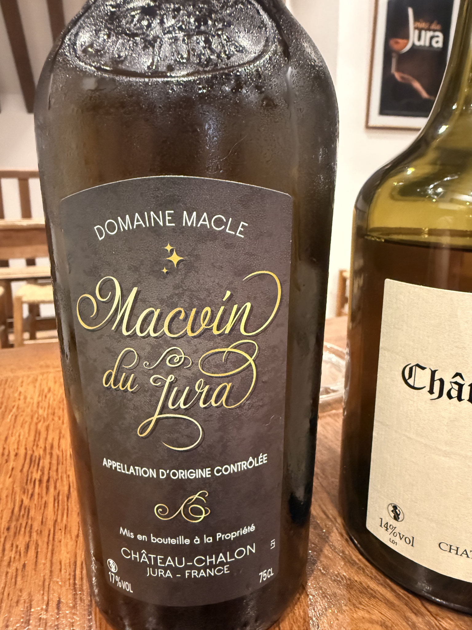 100% chardonnay. Rijke neus: geconfyte appelsien, gedroogde abrikoos, oude grappa. Zet dik weelderig @; niet plakkerig, mooie elegante frisheid.