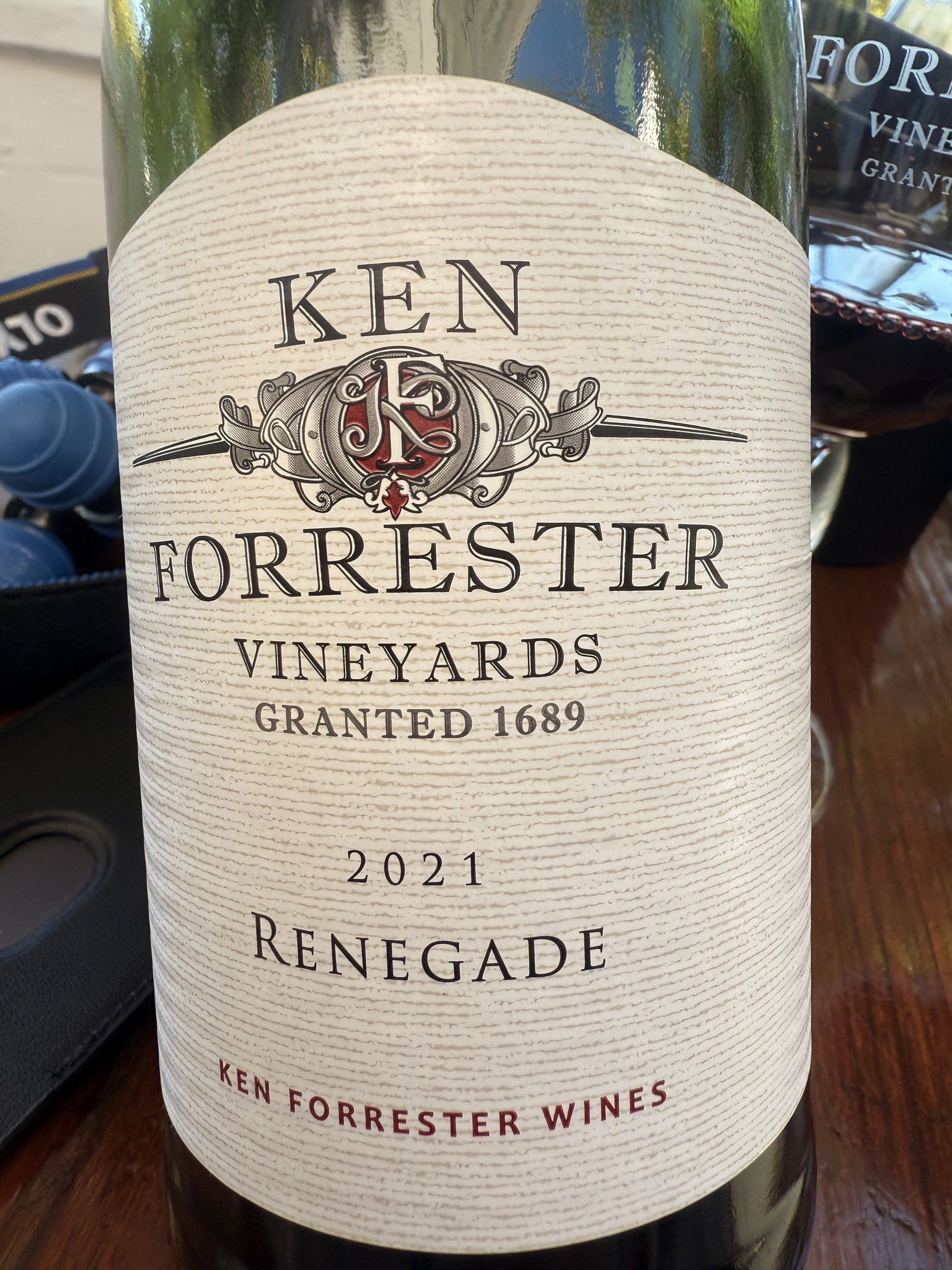 Syrah, Grenache & Mourvèdre. Fris rood, nootmuskaat, rood fruit, pruim en pepertje. 