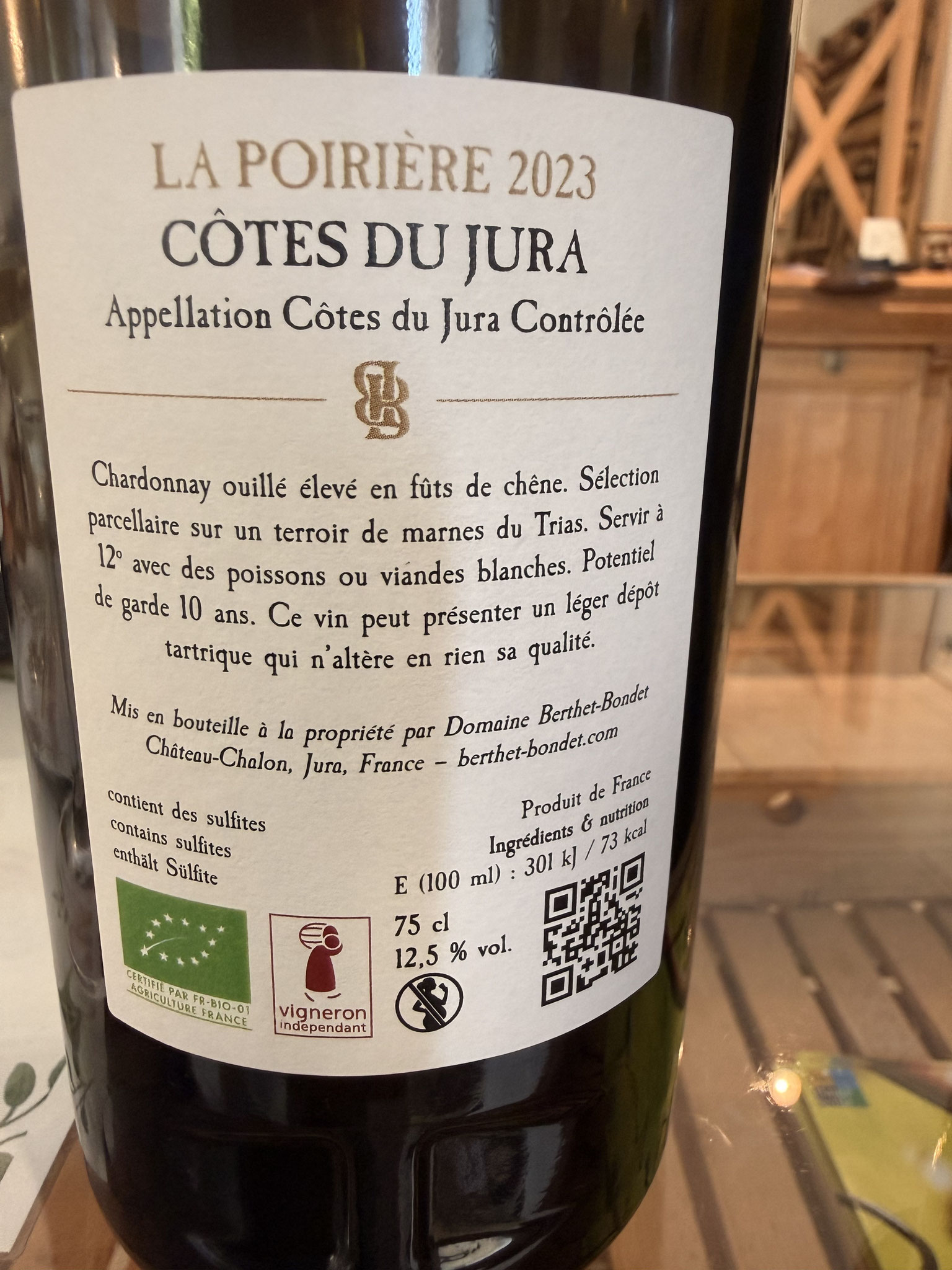 100% chardonnay uit parcellair (10 min rijden van domein)bodem van gekleurde mergel uit Trias periode.