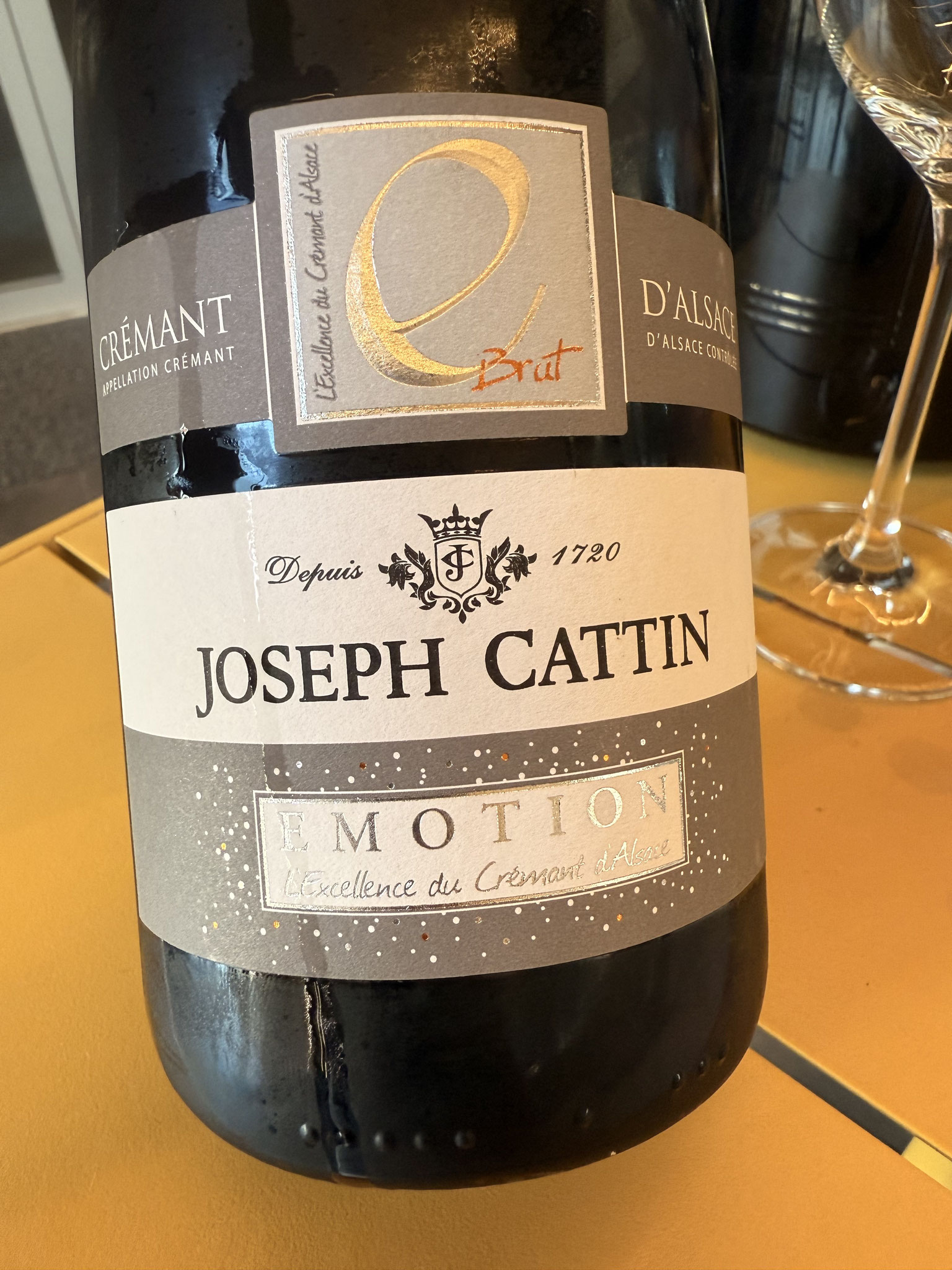 24m sur latte, Chardonnay,6gr dosage, veel fruit en floraal, goed in balans, fijne mousse, aangenaam lang.  A