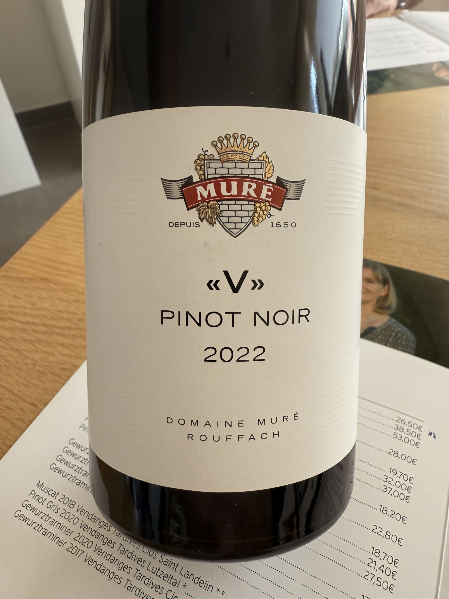 2022 V Pinot noir, Rijk geurend: framboos, rabarber, aardbei, zet zacht fris@, mooi in balans fijne tannines-rijpe zuren en veel fruit, complex en elegant, Lang A+  39,50€
