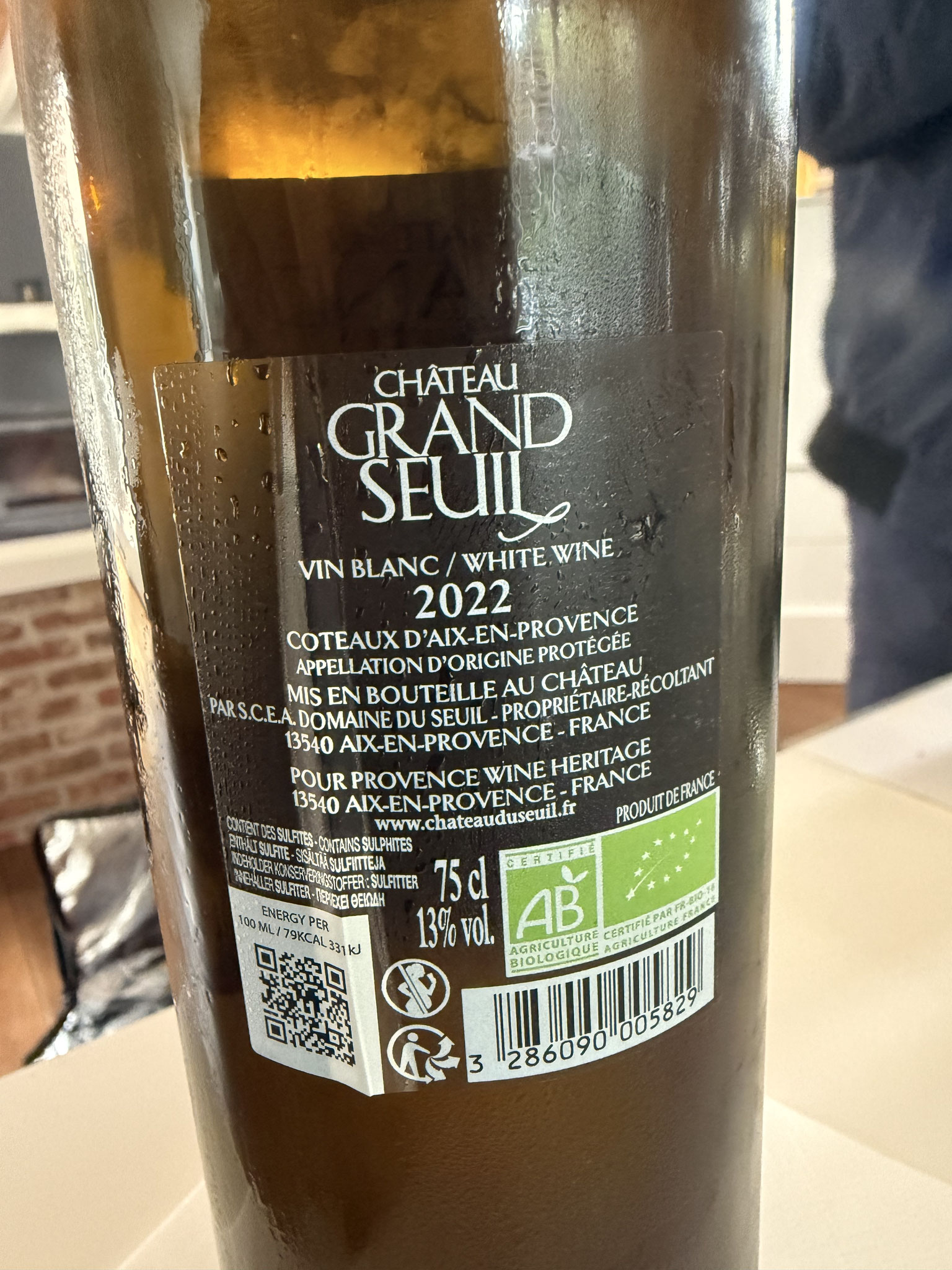 Rolle, Grenache Blanc en Sauvignon Blanc. Gevinifierd in franse eik, met bâtonnage sur lies gedurende 6 maanden.