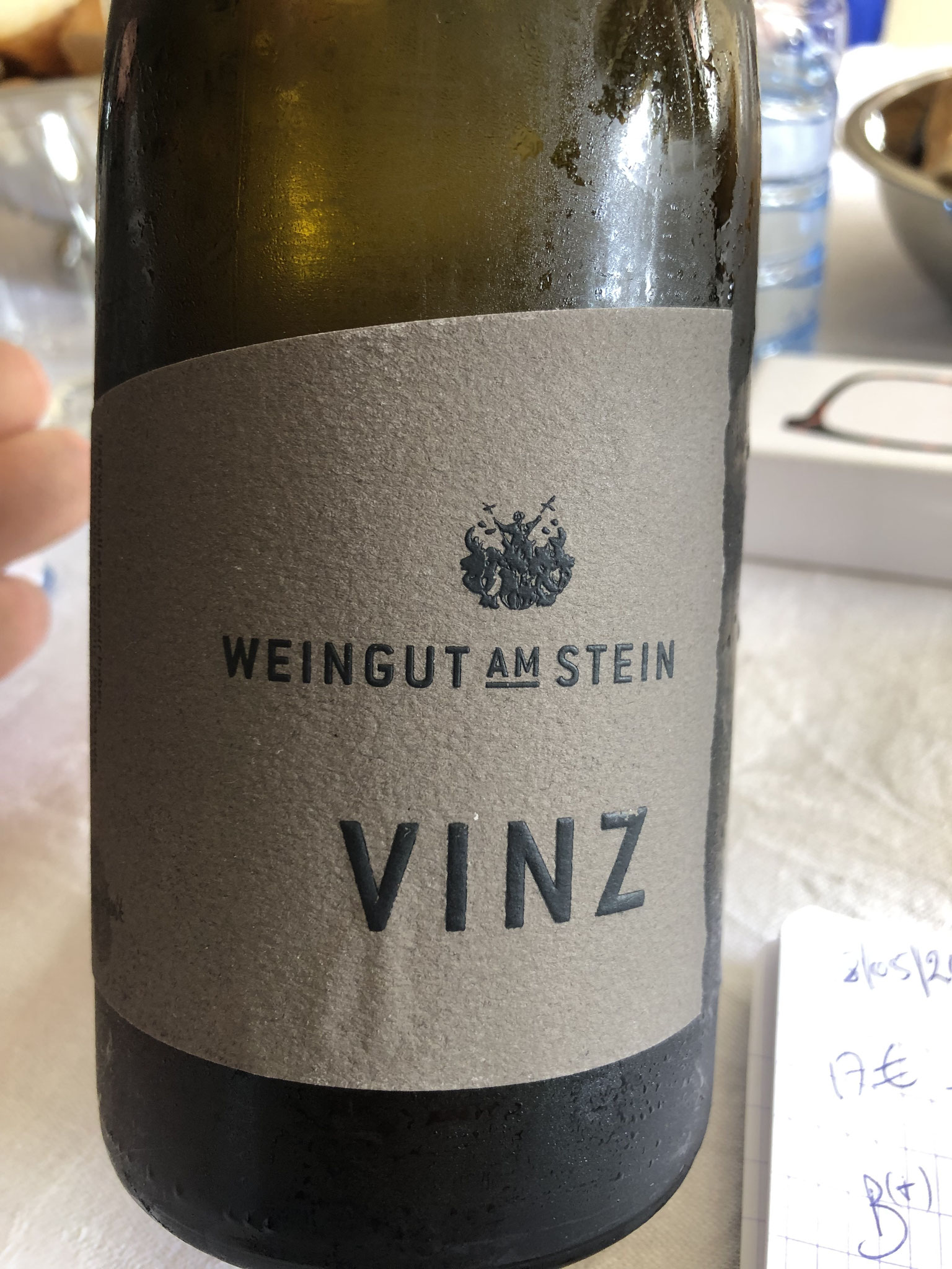 Nieuw goud. Intens, geel rijp fruit, zwavel, tikje groenvanille. Zet strak@, zwavel?? lang B 28€
