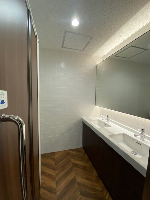 女子トイレはツーボールを採用し化粧直しも広々とご利用が可能です。