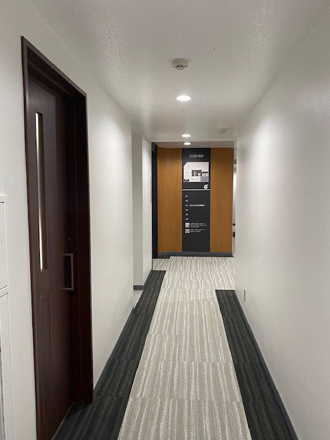 各階　共用部は床を絨毯に変更。　高級感漂うホテルのような雰囲気。