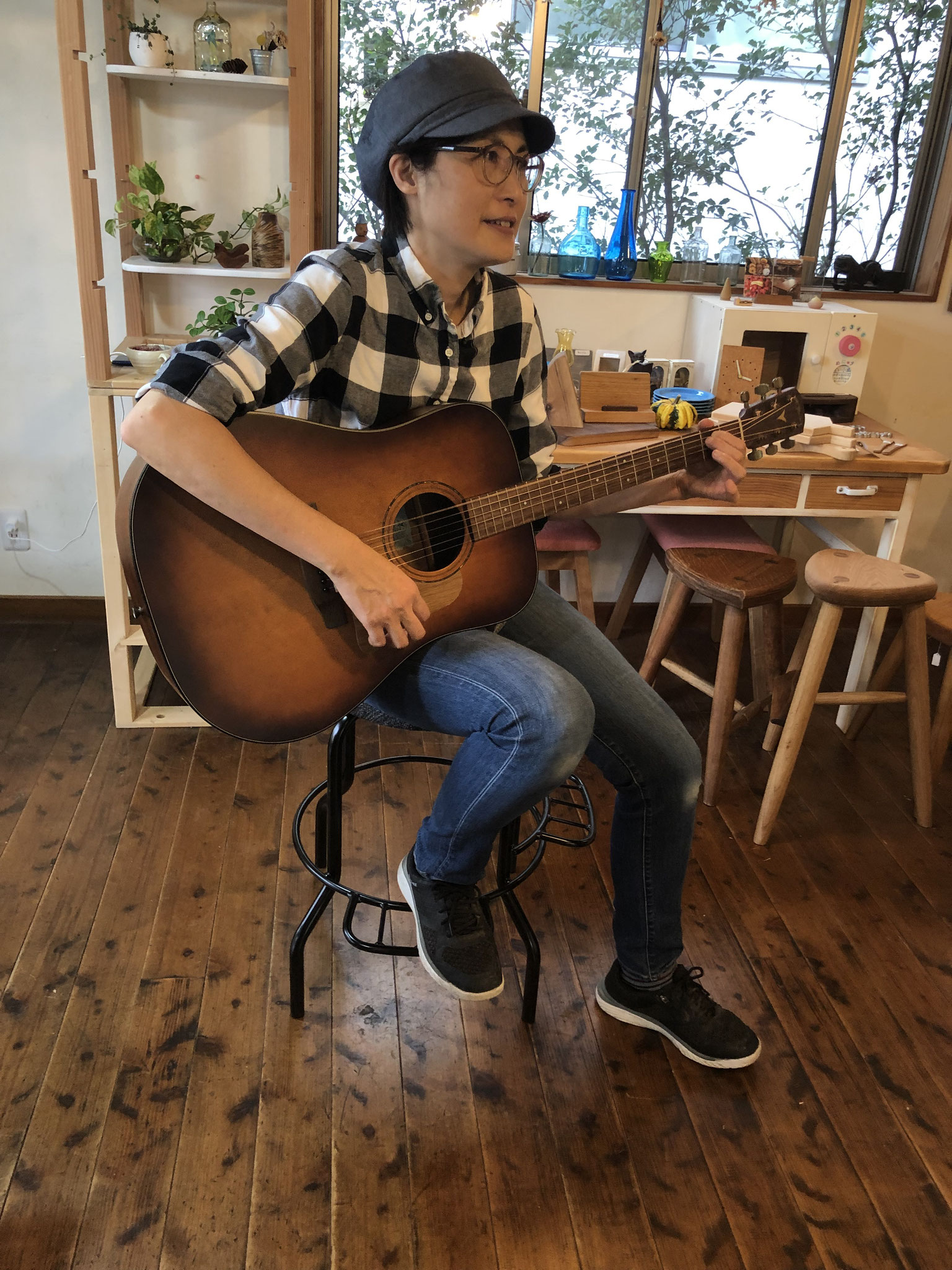 岐阜県 加茂郡 川辺町 家具工房ウッドスケッチ ギタリストの椅子 ギター椅子 弾き語り椅子 ギター演奏椅子 アコーステックギター ヤイリギター クラッシックギター