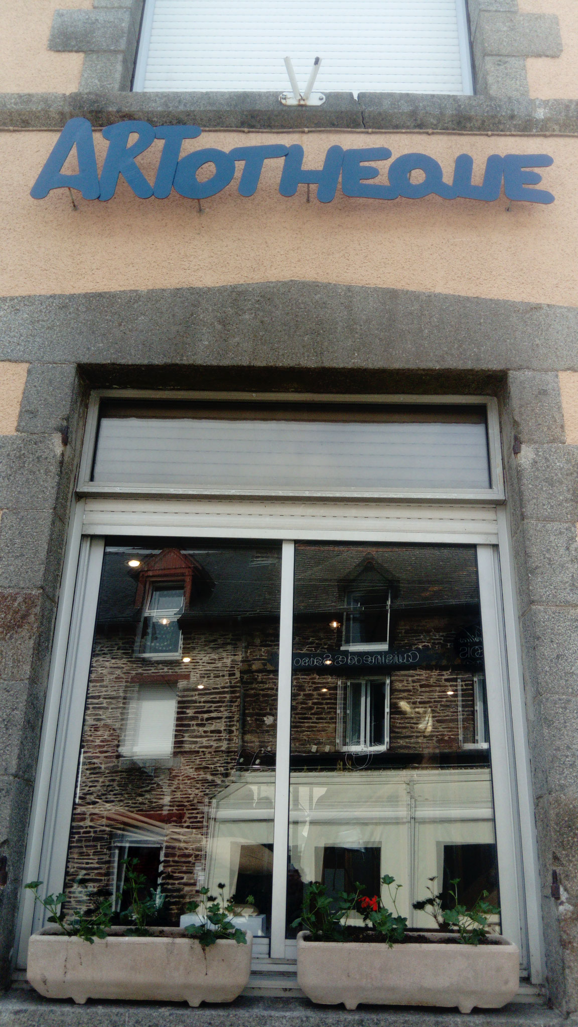 Notre enseigne  fabriquée par  Fred Mazoir, artiste sculpteur de l'artothèque