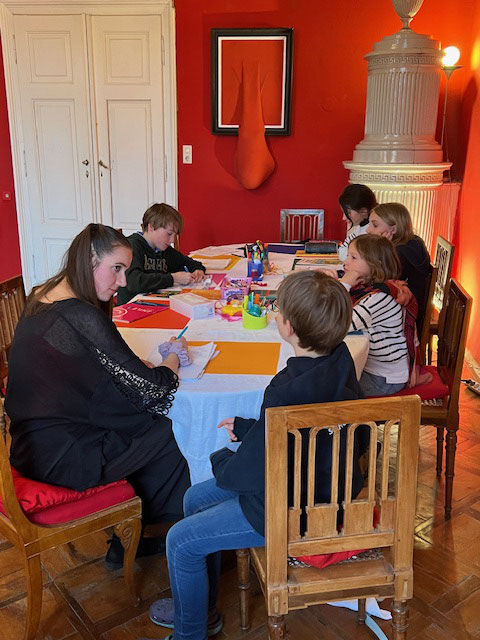 Im roten Salon sind die Jüngeren fleißig beim Lernen.