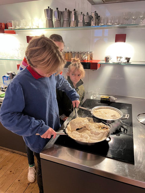 Leo, der Kaiserschmarrenkönig, unter strenger Beobachtung seiner Schwester Violeta. 