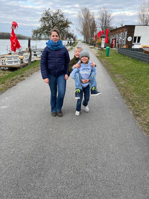 Huckepack an der Donau entlang.