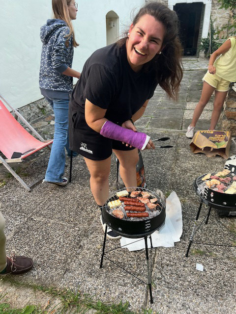 Selbst der gebrochene Arm hat unsere Denise nicht vom Grillen abgehalten.