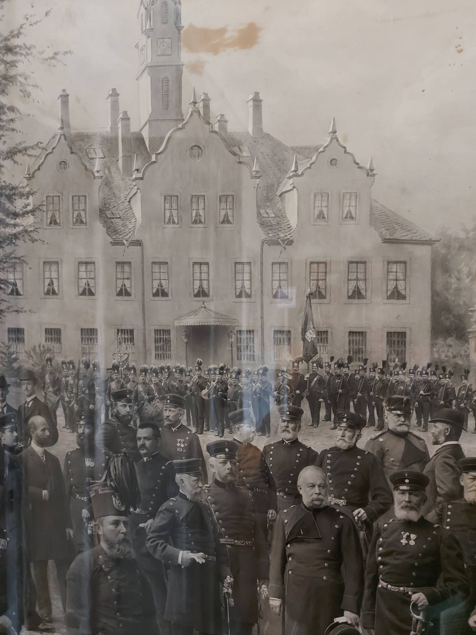 Burgker Knappschaft auf dem Schlosshof 1897 (Fotografie, O. Meyer)