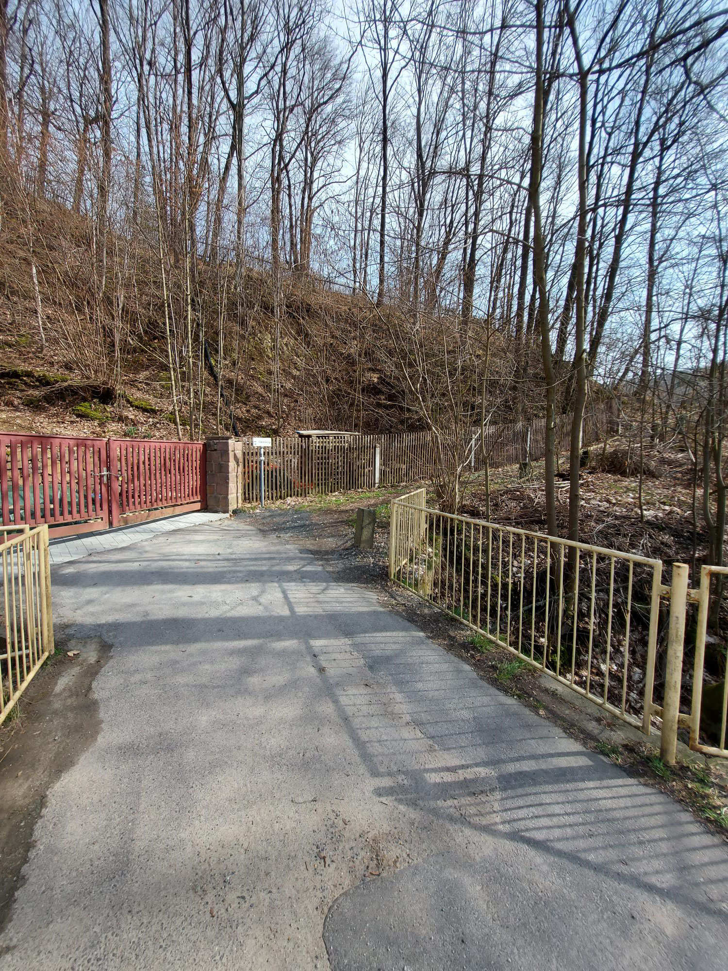 Weg von Wolfstal nach Gleisberg startet an der Brücke über den Wolfstalbach.