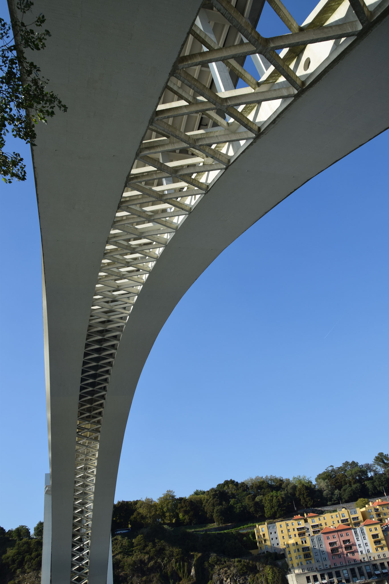 Ponte de Arrábida, mit 270m Spannweite zur Fertigstellung 1963 größte Stahlbeton-Bogenbrücke der Welt) 