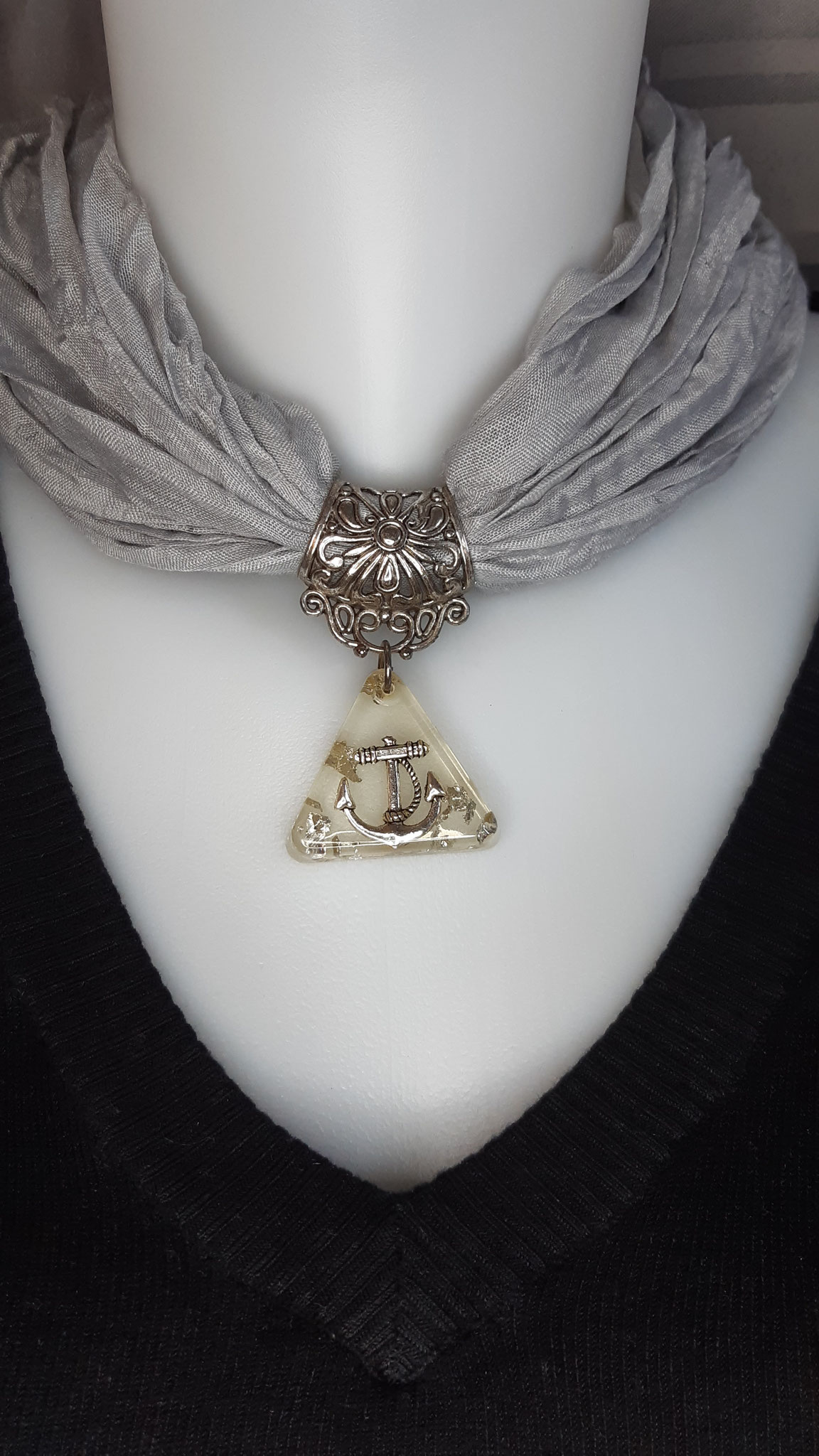 modèle 8 : bijou de foulard résine triangle ancre feuil argent