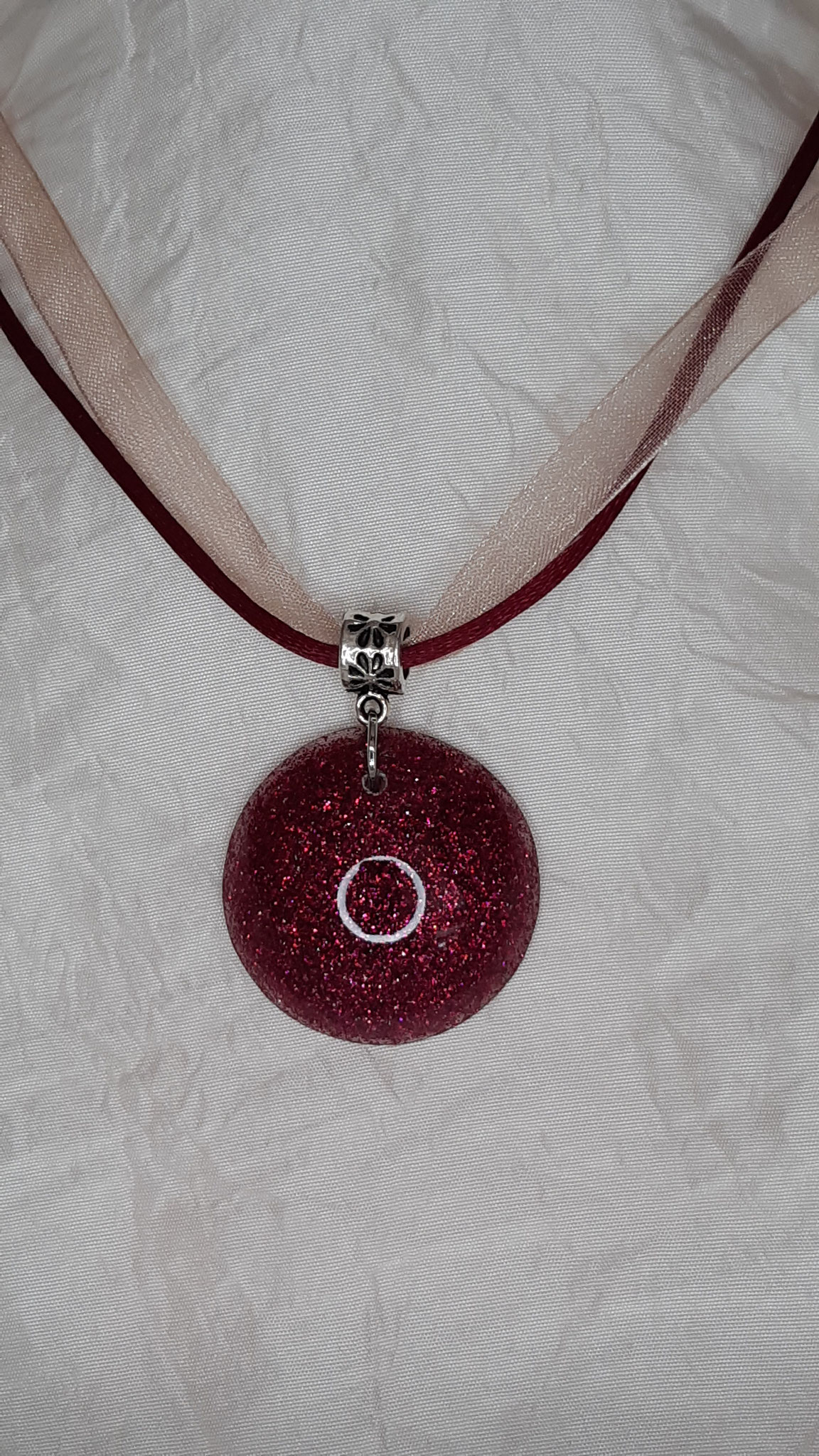 modèle 19 : collier résine dôme rose fuschia foncé