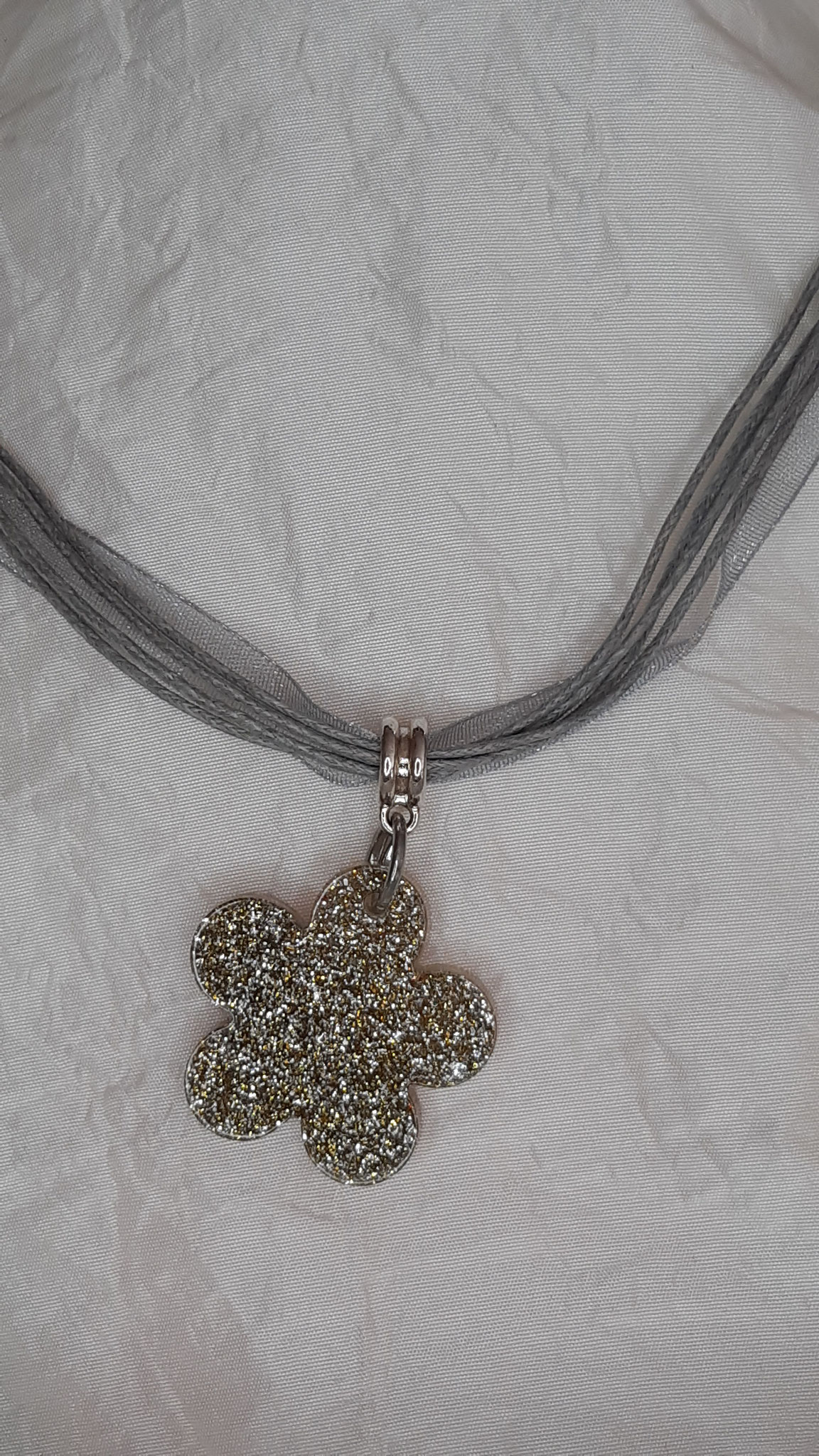 modèle 5 : collier résine fleur argent