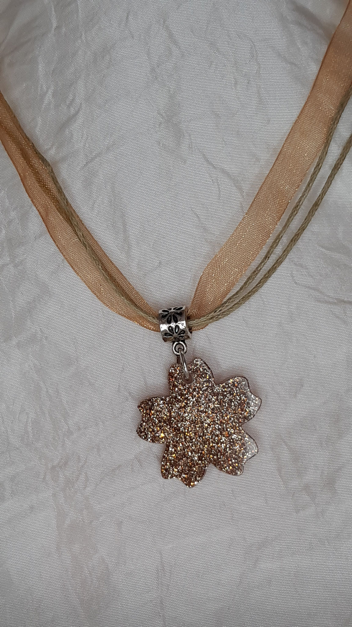 modèle 21 : collier résine fleur crantée marron doré