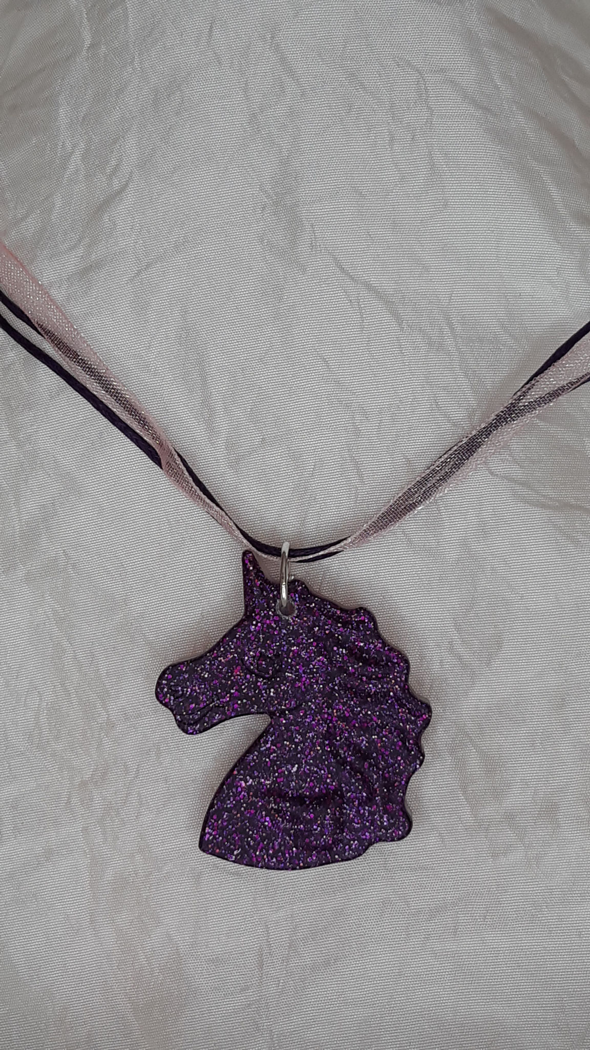 modèle 10 : collier résine licorne violet