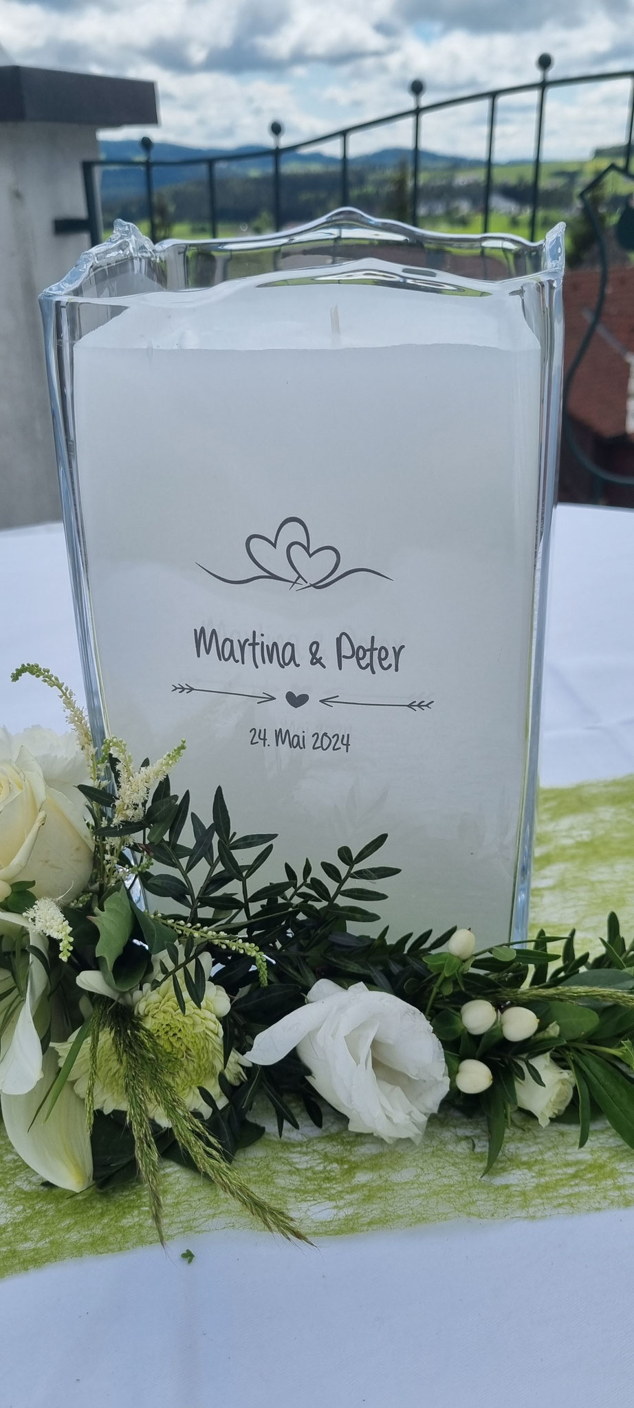 anbei sende ich Ihnen Fotos von unserer Hochzeitskerze zu Ihrer Verwendung auf den Online-Bildergalerien 😉  Liebe Grüße! Martin F.