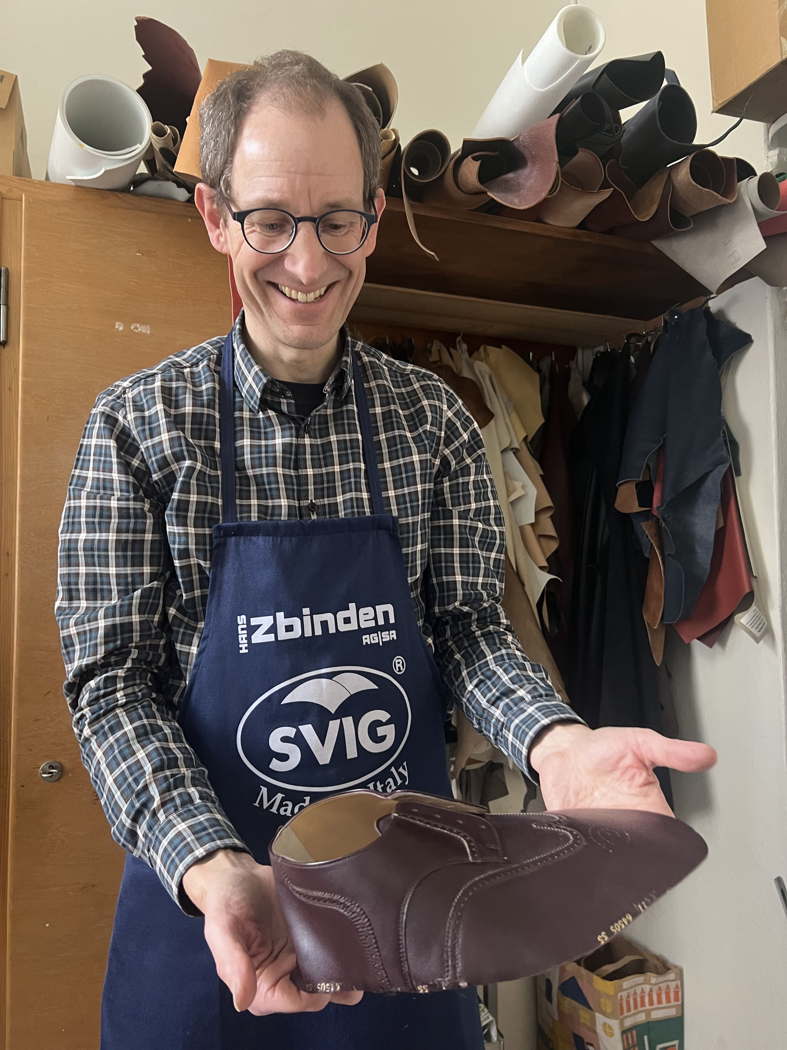 Was er noch nicht kann: Schuhe von Grund auf selbst machen. 