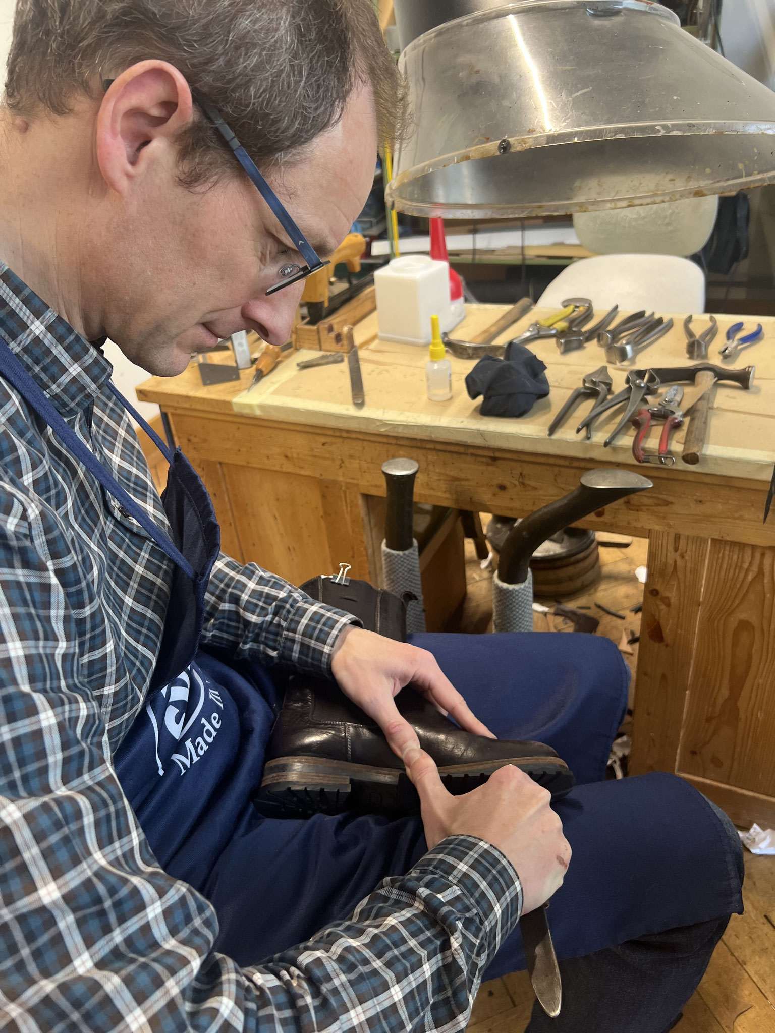 In den vergangenen Monaten hat Hannes Scheuber schon einiges in Sachen Schuhmacher-Handwerk gelernt. Schuhe neu besohlen, gehört zum ABC seiner Arbeit.