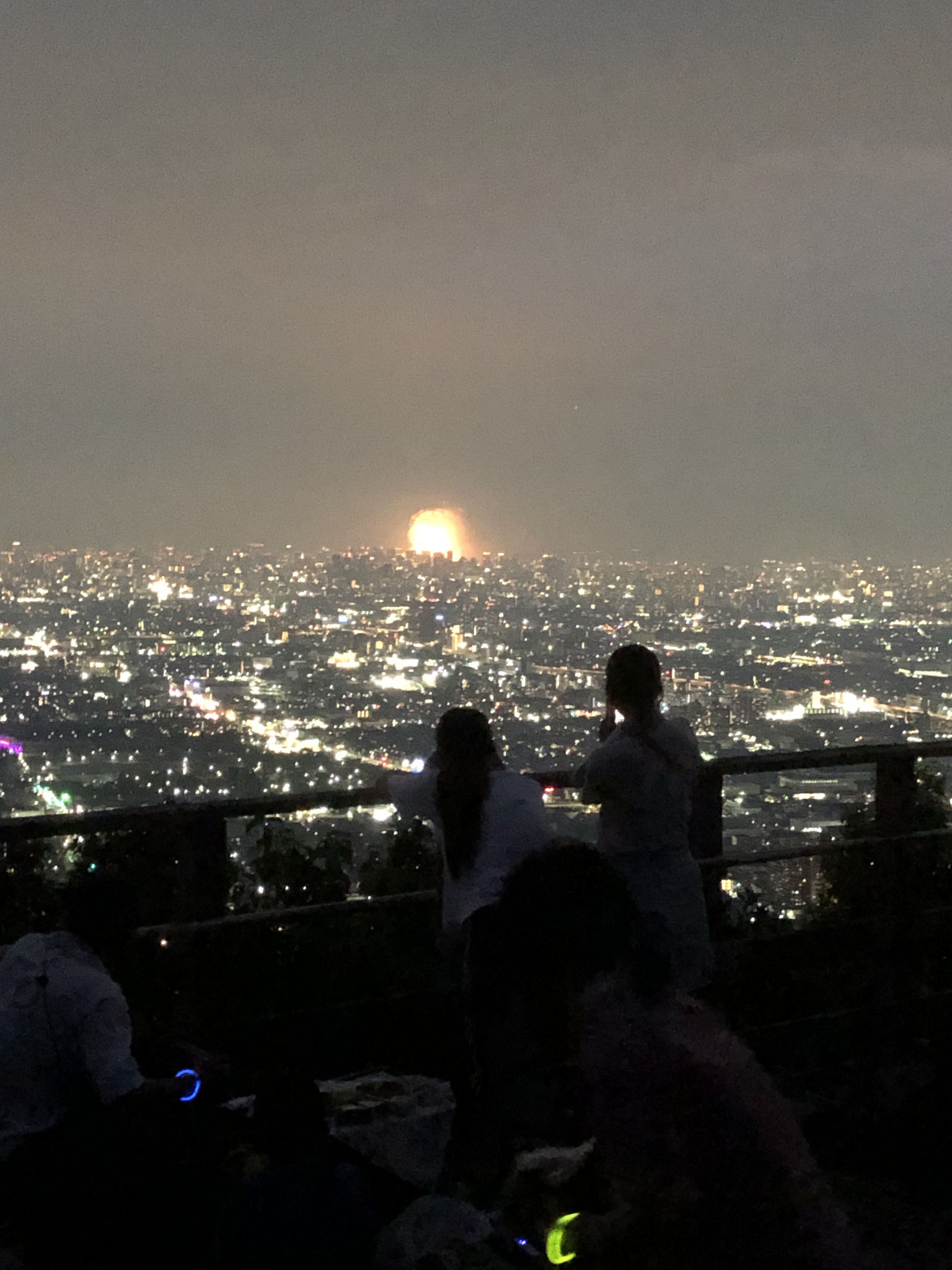 遠目に花火が見えます。（想像以上にきれいにです）