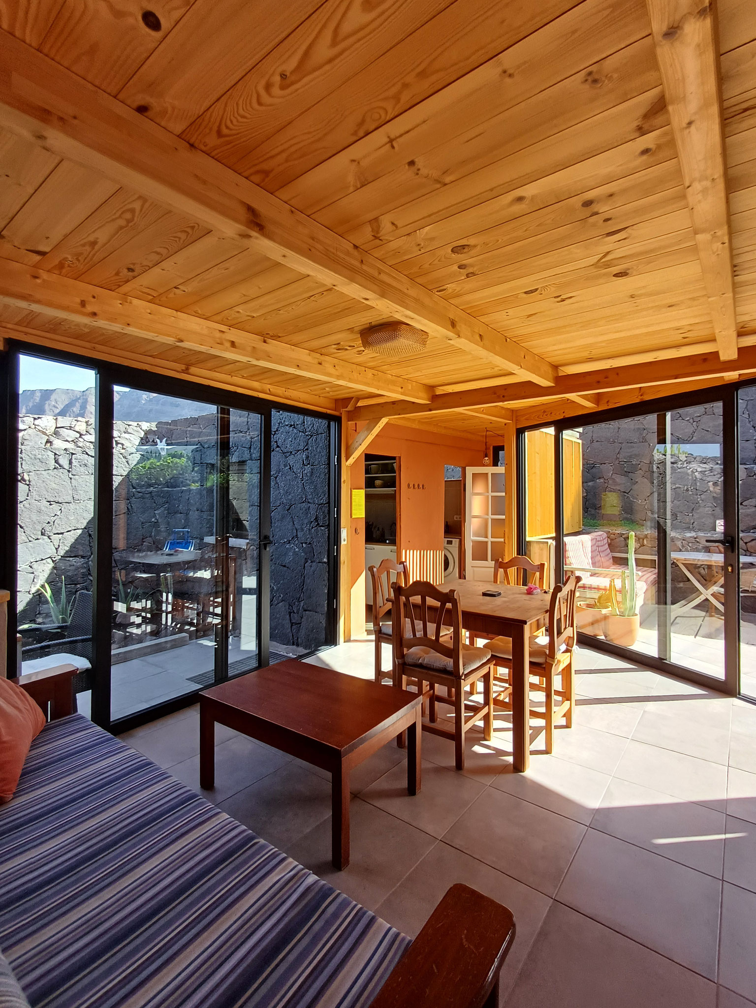 le salon est baigné de lumière naturelle