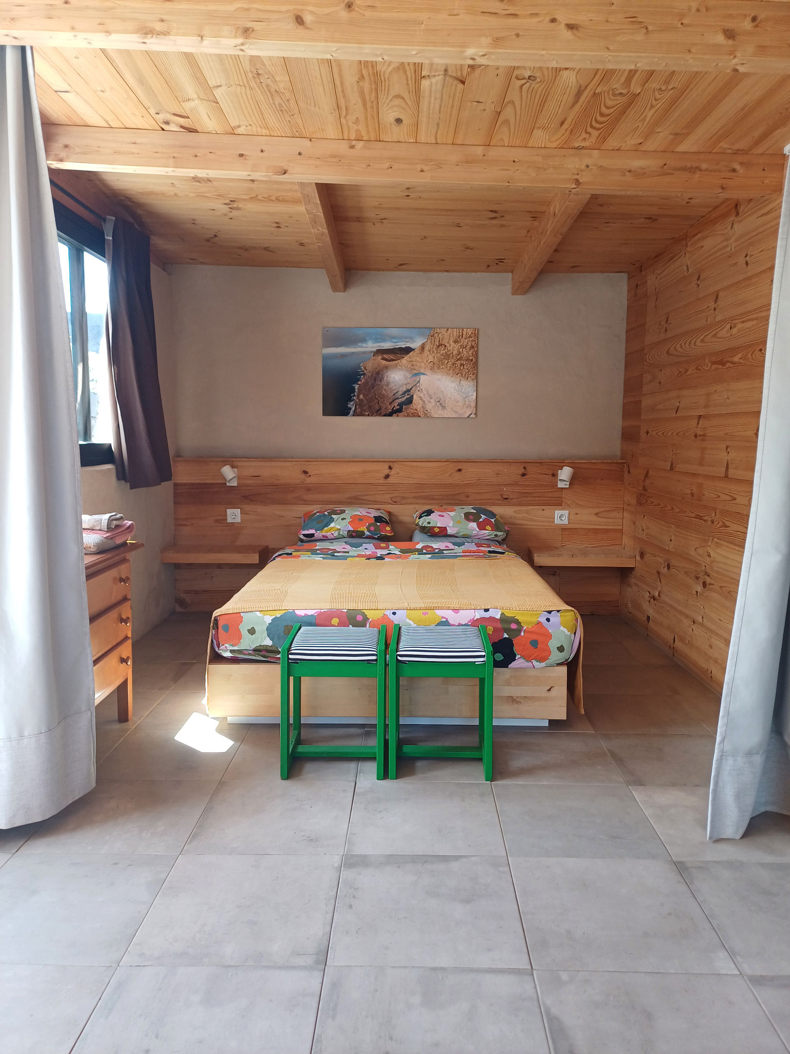 coin chambre en open space, séparé par un rideau occultant