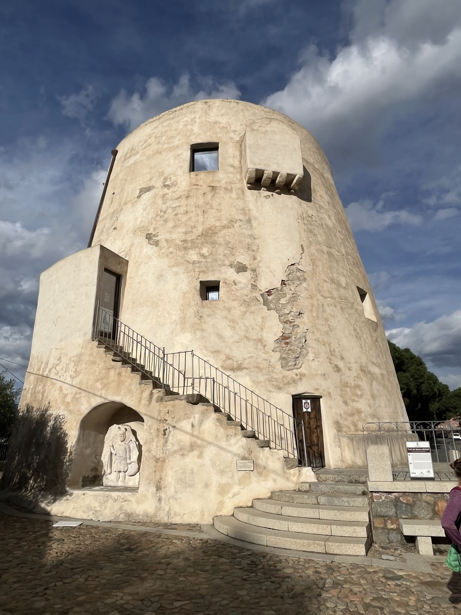 … und der Sarazenenturm beim Hafen.