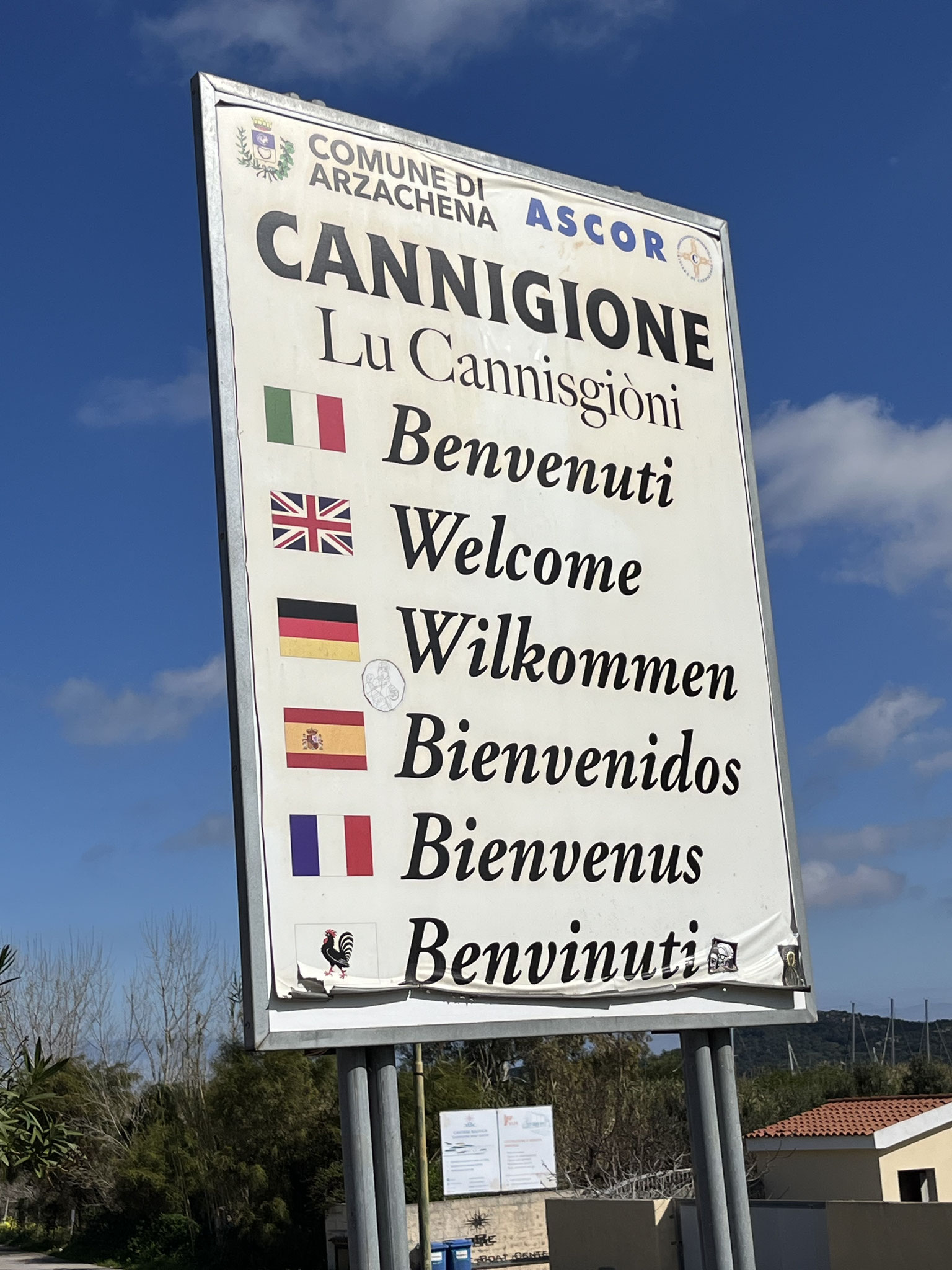 Willkommen in einem sehr gepflegten Feriendorf, namens Cannigione.