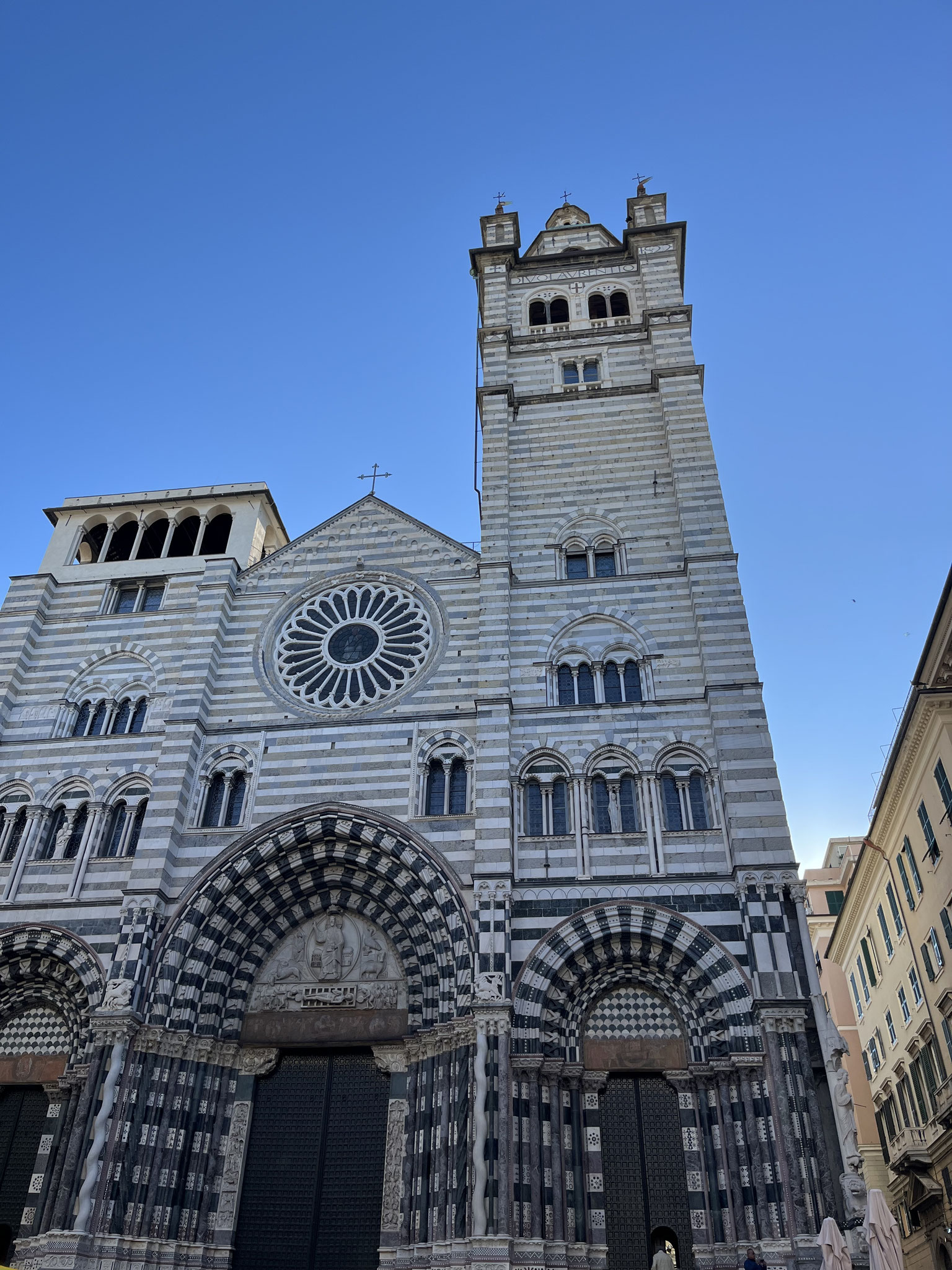 In der Gasse „Via San Lorenzo“, wo auch die gleichnamige Kathedrale steht, nimmt der Touristenstrom langsam zu.