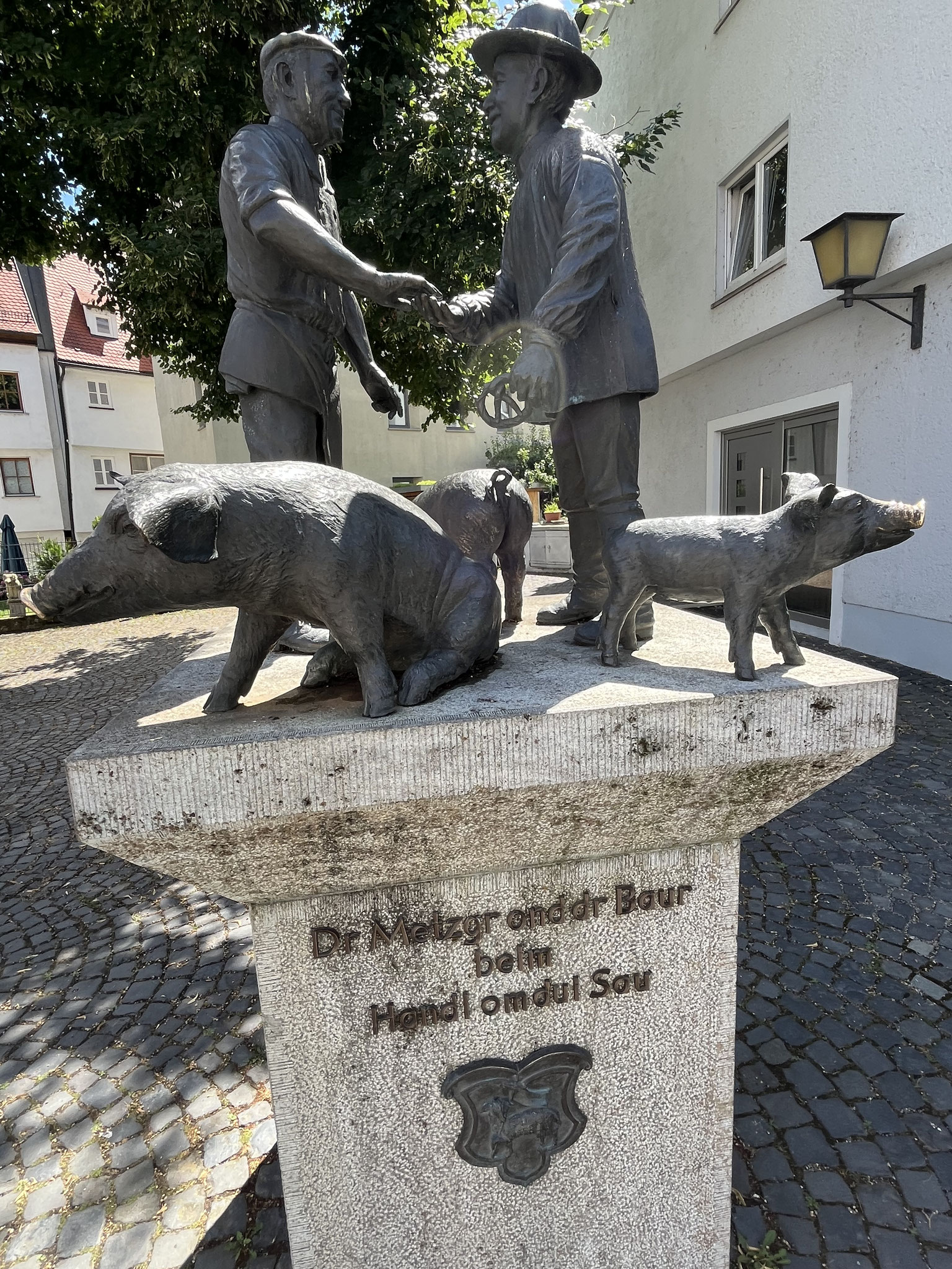 … man wähnt sich in einer anderen Zeit, wo noch um Schweine verhandelt wurde.