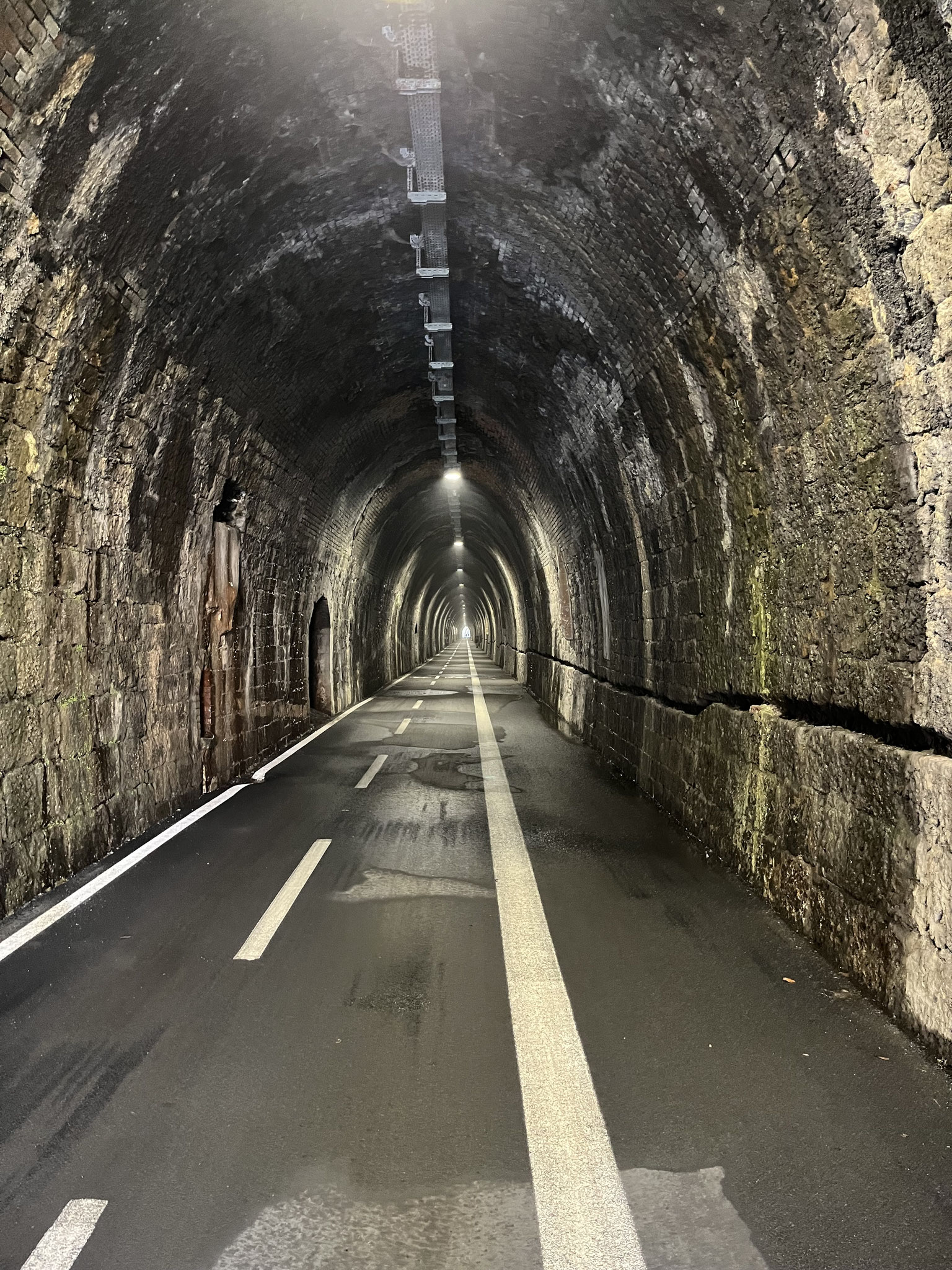 Es ist nämlich ein spektakulärer Veloweg auf einem ehemaligen Eisenbahntrasse.