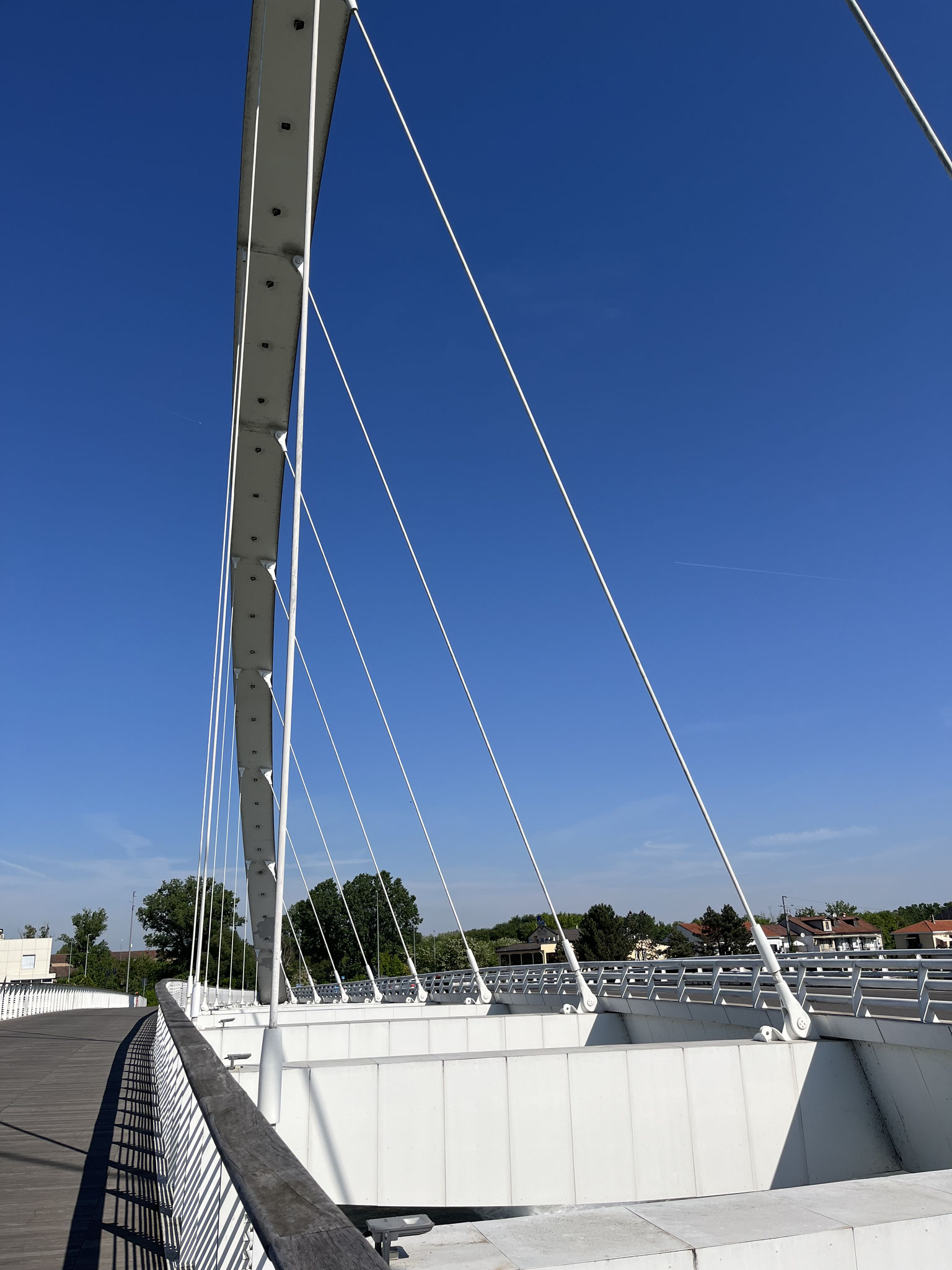 Wir spazieren über die moderne Brücke …
