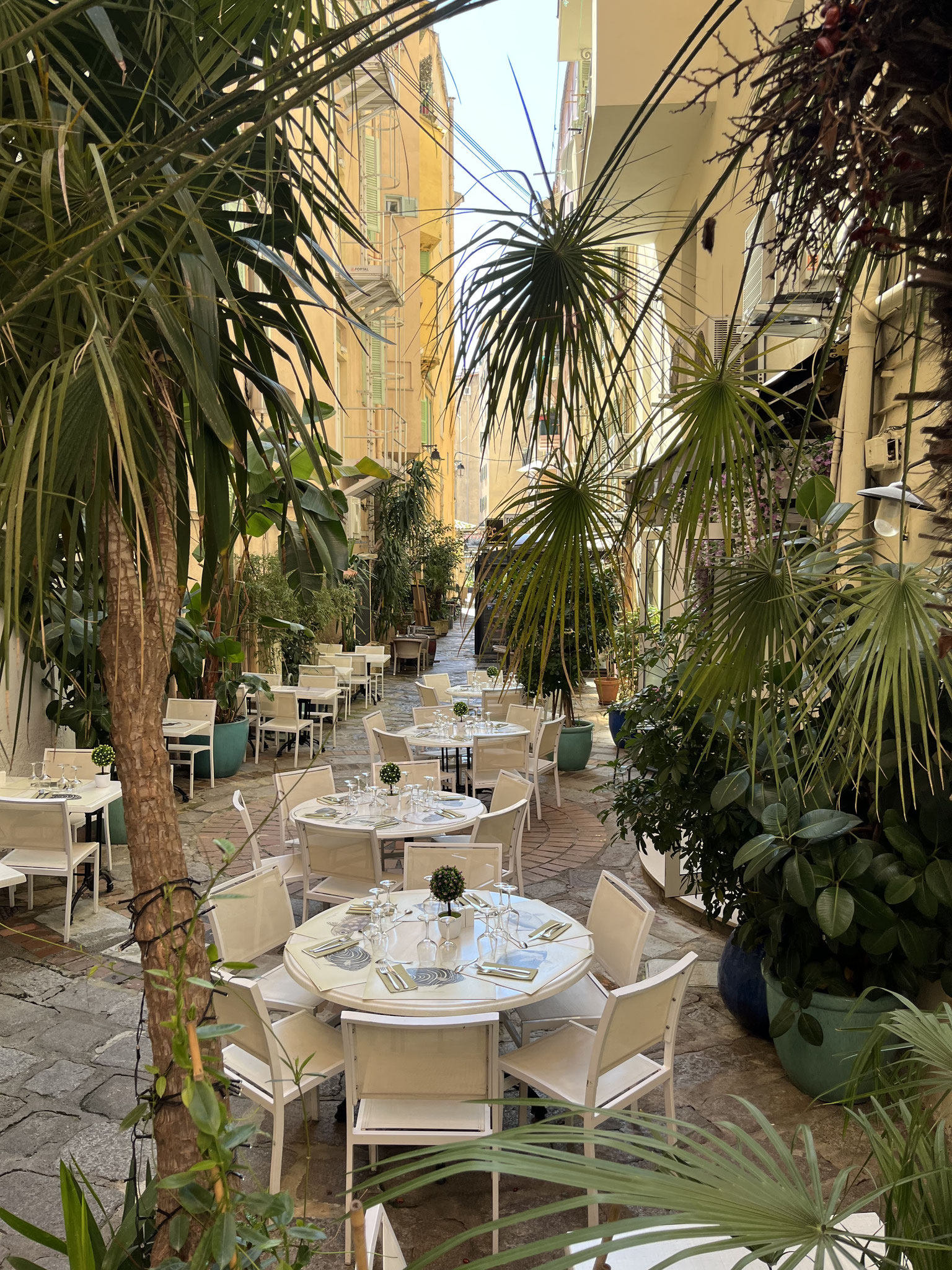… vielen einladenden Restaurants mit stolzen Preisen.