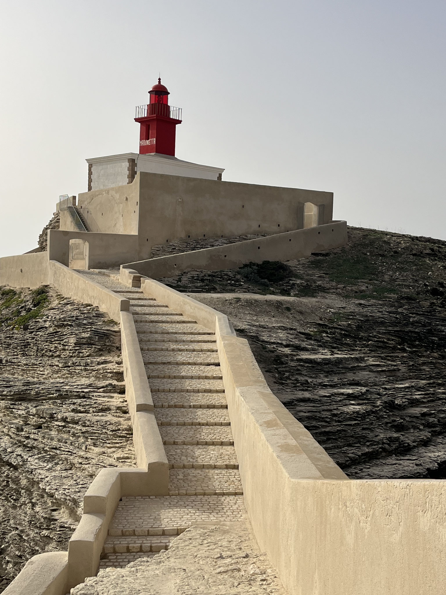 Wir kommen zum Leuchtturm „Madonetta“, der so sauber und schön aussieht, wie auf einer Kunstkarte.