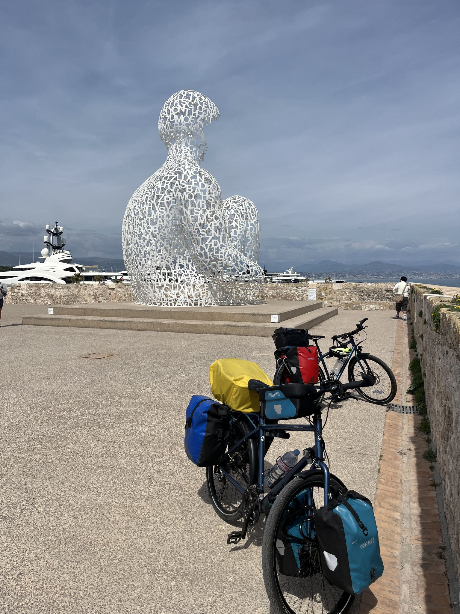 … in den Mega-Jachthafen von Antibes mit dem „Nomaden“.