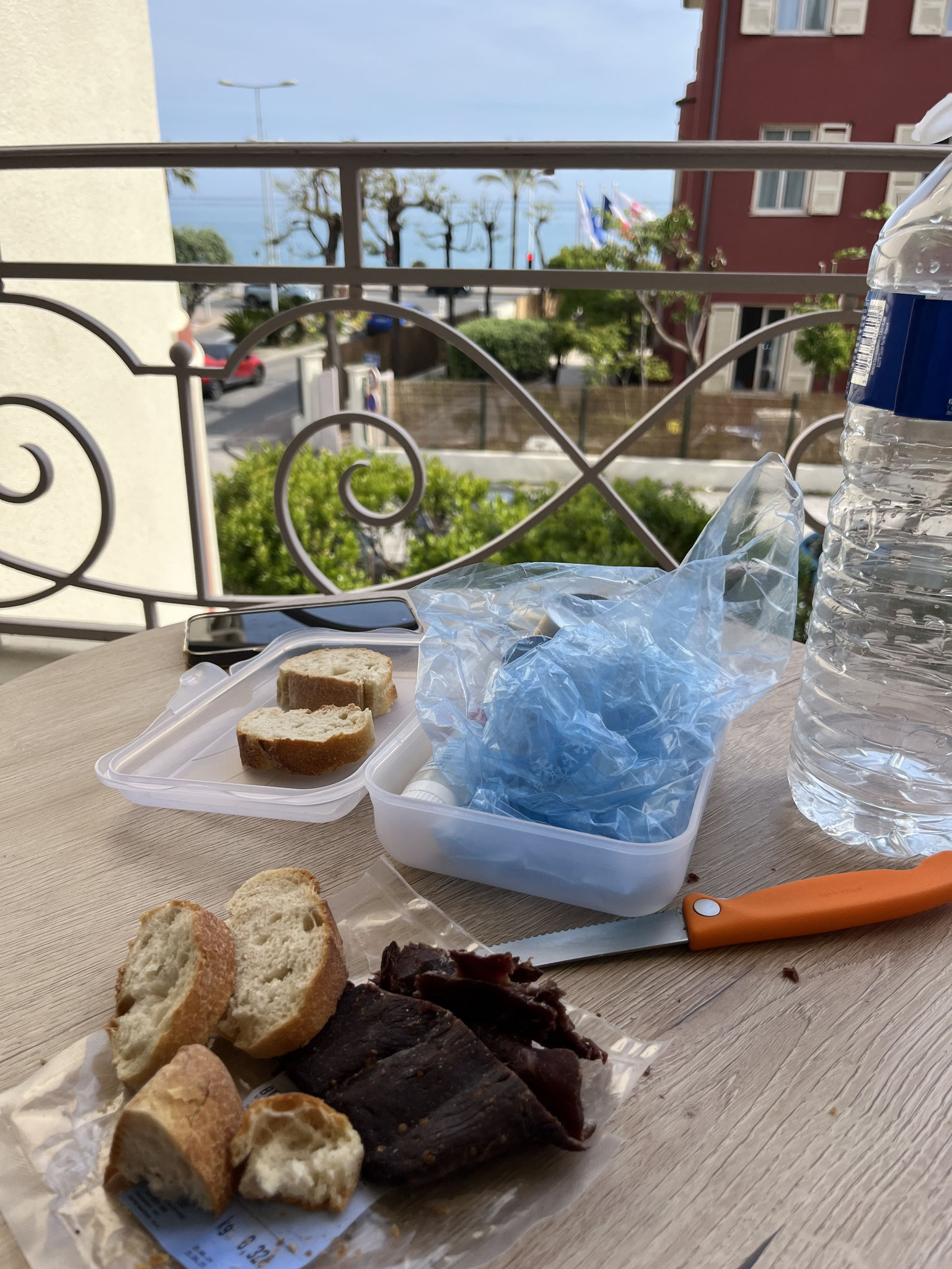 … beziehen wir ein kleines, „budgetgerechtes“ Zimmer mit Balkon.