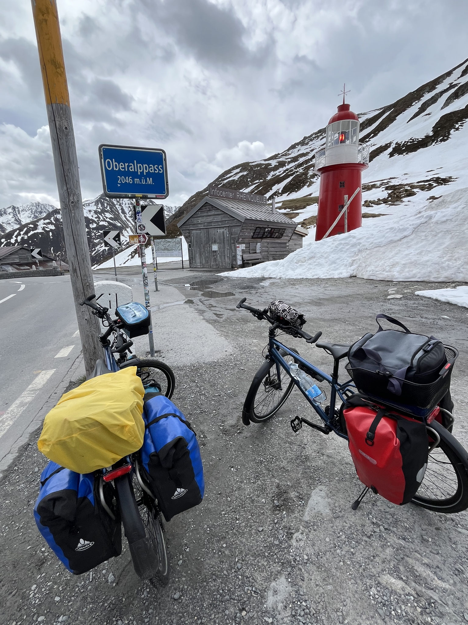 Es folgt eine Galerie am Oberalpsee entlang und dann stehen wir oben auf der Passhöhe.