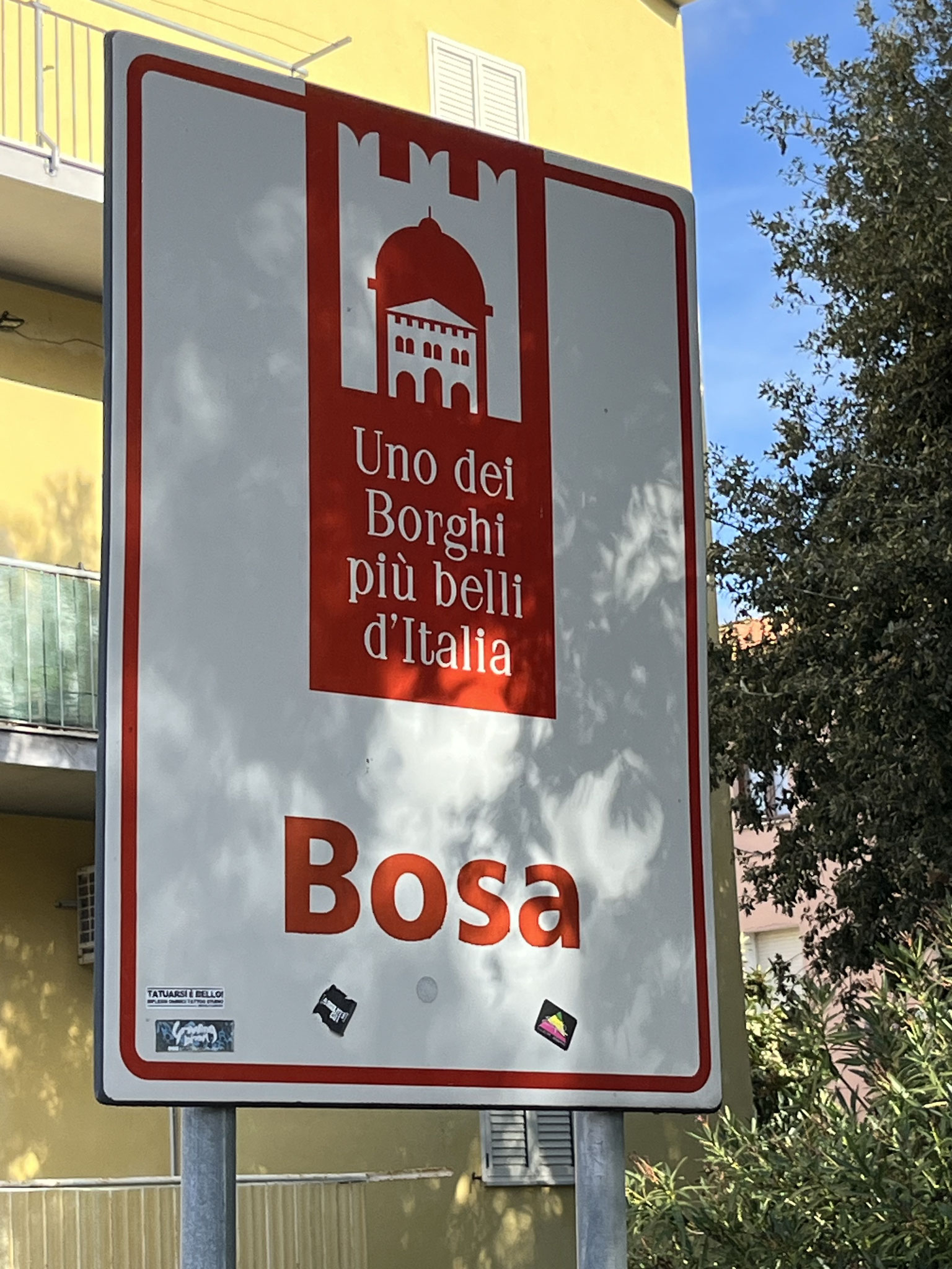 Wir radeln durch das hochgelobte Dorf, das sich wirklich sehen lässt.