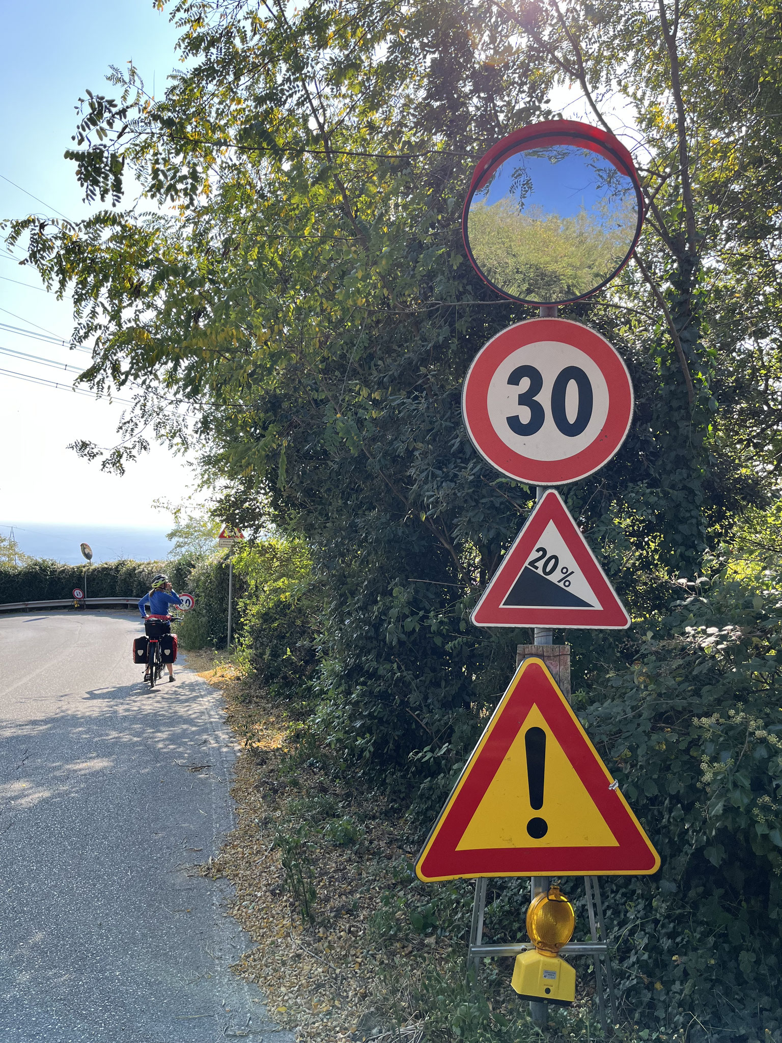 Es wird richtig steil und unsere Bremsen …
