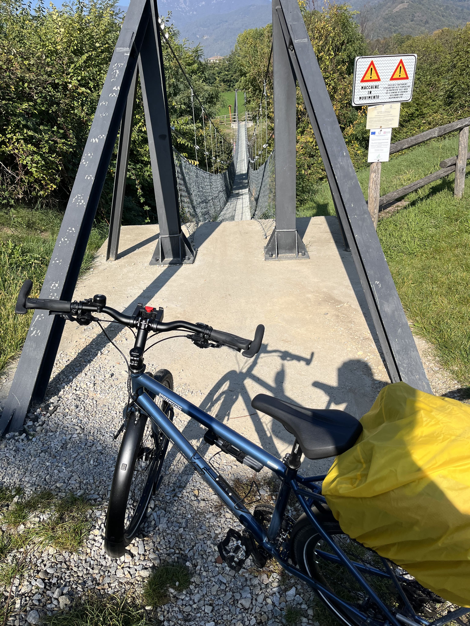Kurz vor unserem Ziel überqueren wir den Fluss Maira über eine tibetanische Hängebrücke.