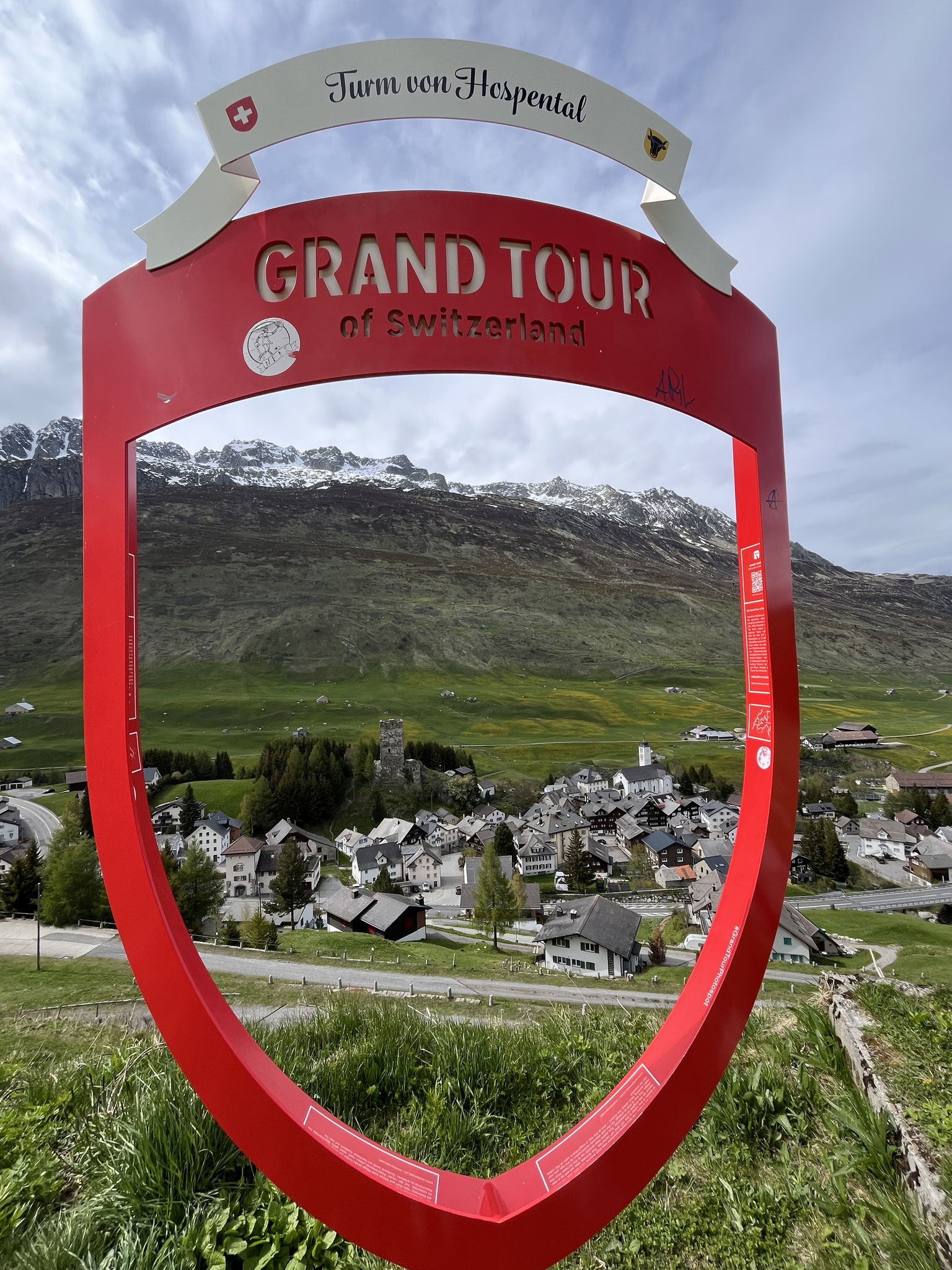 … schon stehen wir vor dem Grand Tour Schaufenster Hospental.