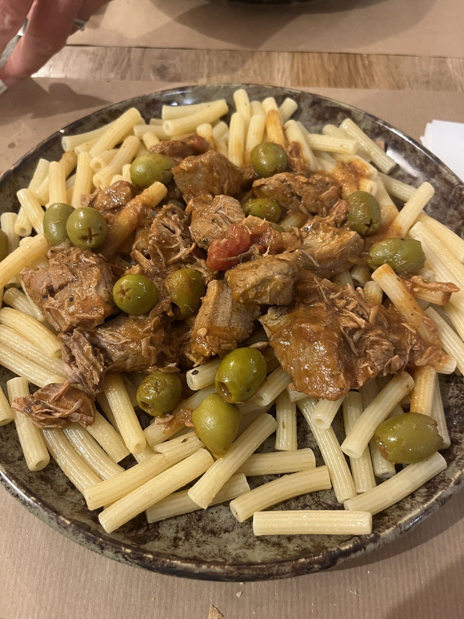 In Galeria, einem kleinen Dorf mit etwa 380Einwohnern, übernachten wir in einer Herberge mit Karaokebar! Nach dem authentischen Essen möchten wir uns erholen und schlafen! Erstens kommt es anders, und zweitens als man denkt!